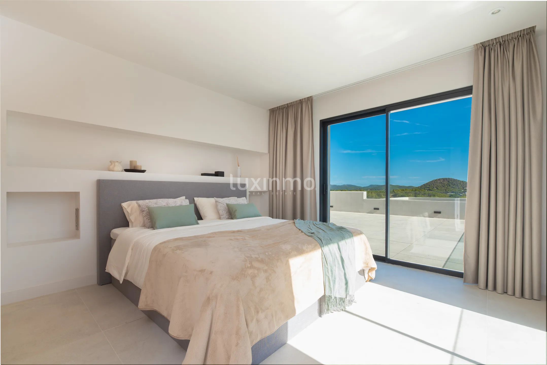 Moderna villa de 4 dormitorios en Roca Llisa con piscina infinita y vistas a la montaña — photo 20