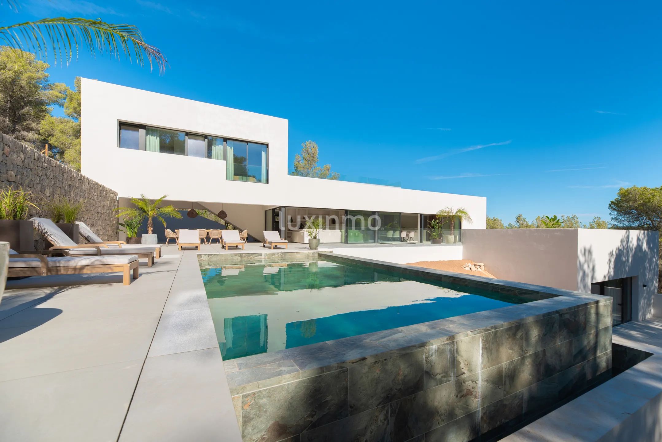 Moderna villa de 4 dormitorios en Roca Llisa con piscina infinita y vistas a la montaña — photo 3