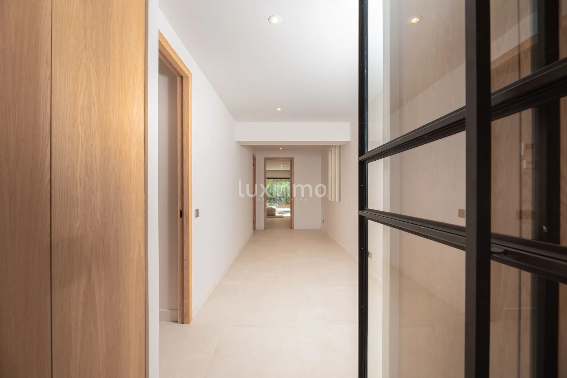 Moderna villa de 4 dormitorios en Roca Llisa con piscina infinita y vistas a la montaña — photo 13