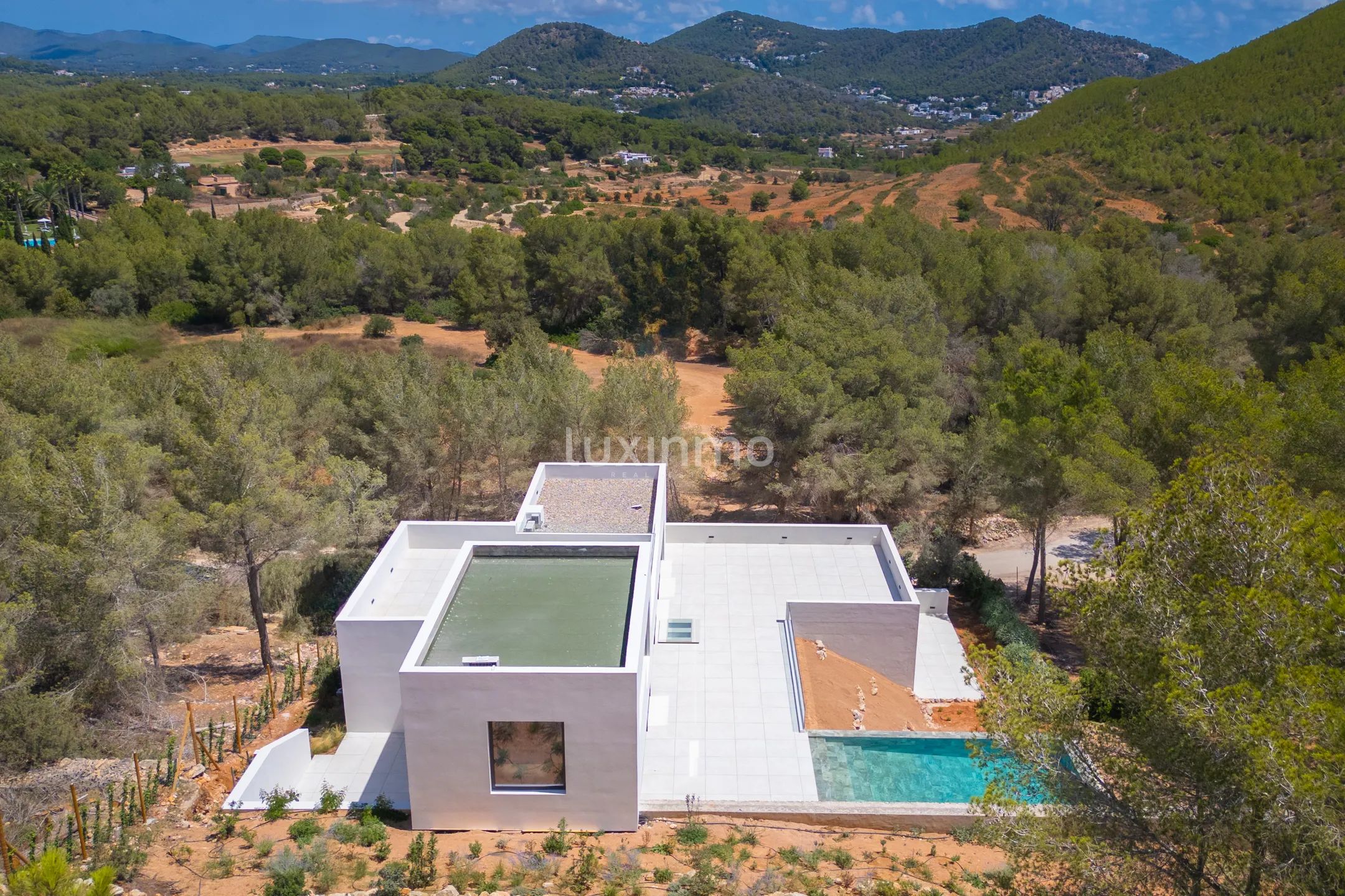 Moderna villa de 4 dormitorios en Roca Llisa con piscina infinita y vistas a la montaña — photo 8