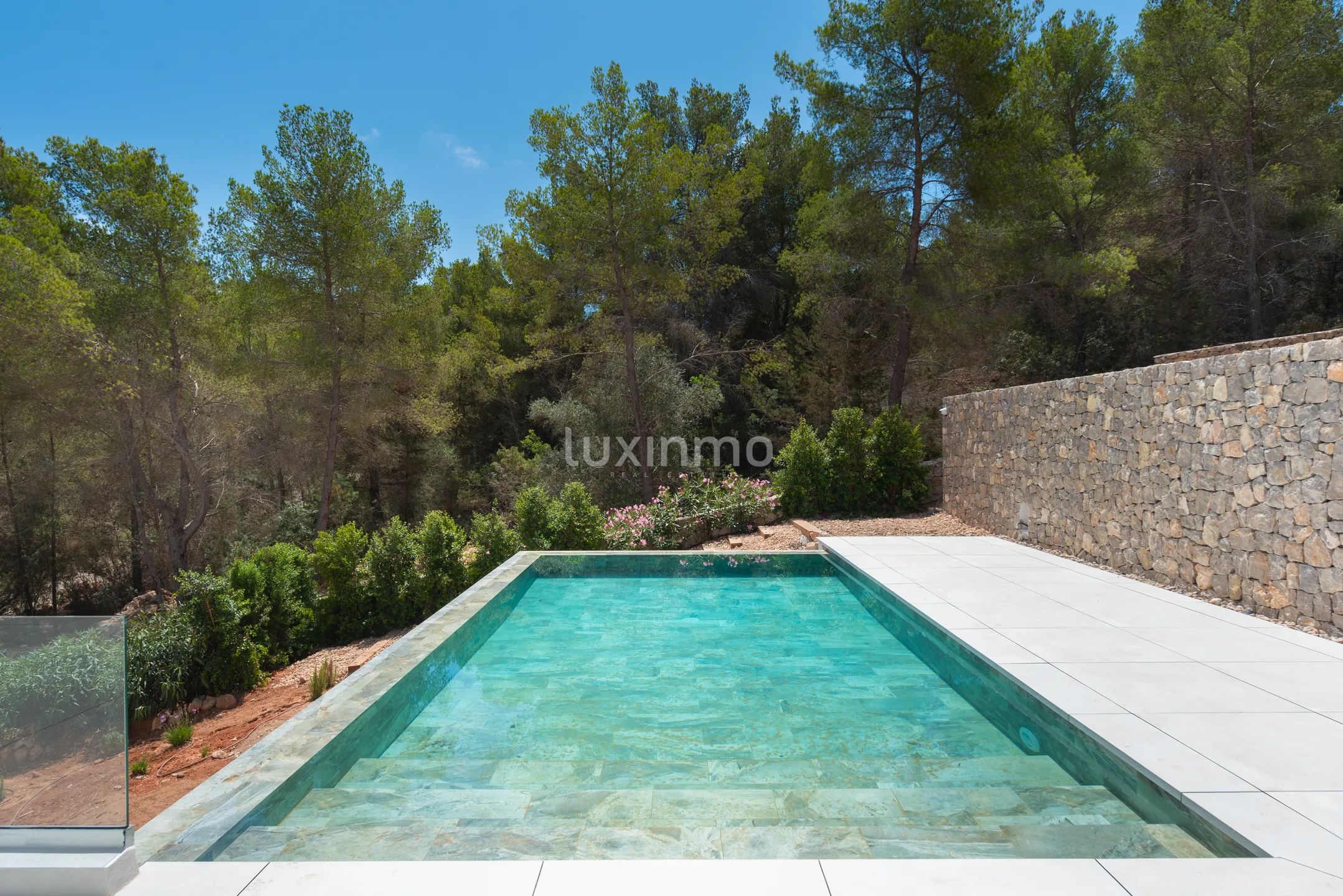 Moderna villa de 4 dormitorios en Roca Llisa con piscina infinita y vistas a la montaña — photo 6