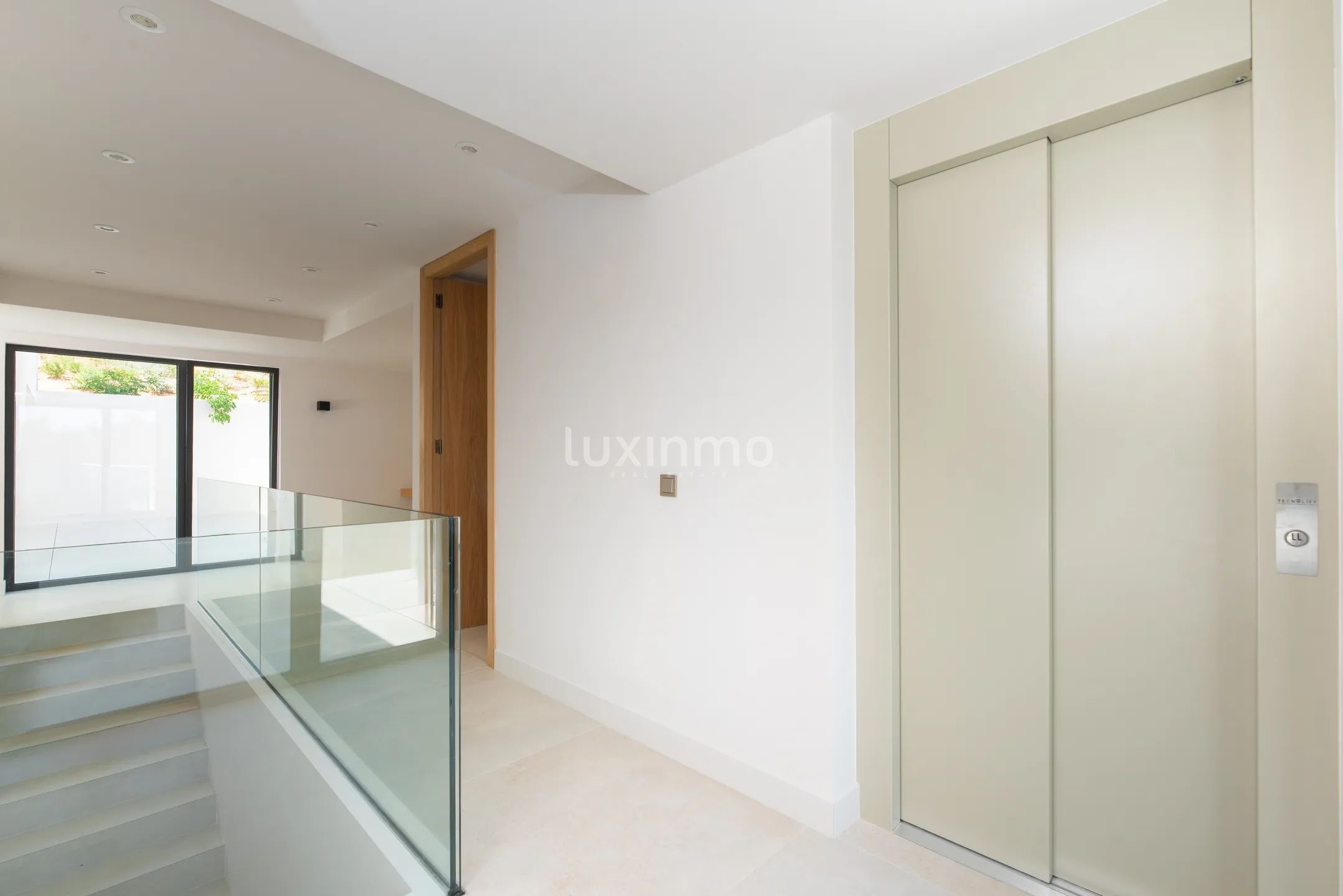 Moderna villa de 4 dormitorios en Roca Llisa con piscina infinita y vistas a la montaña — photo 9