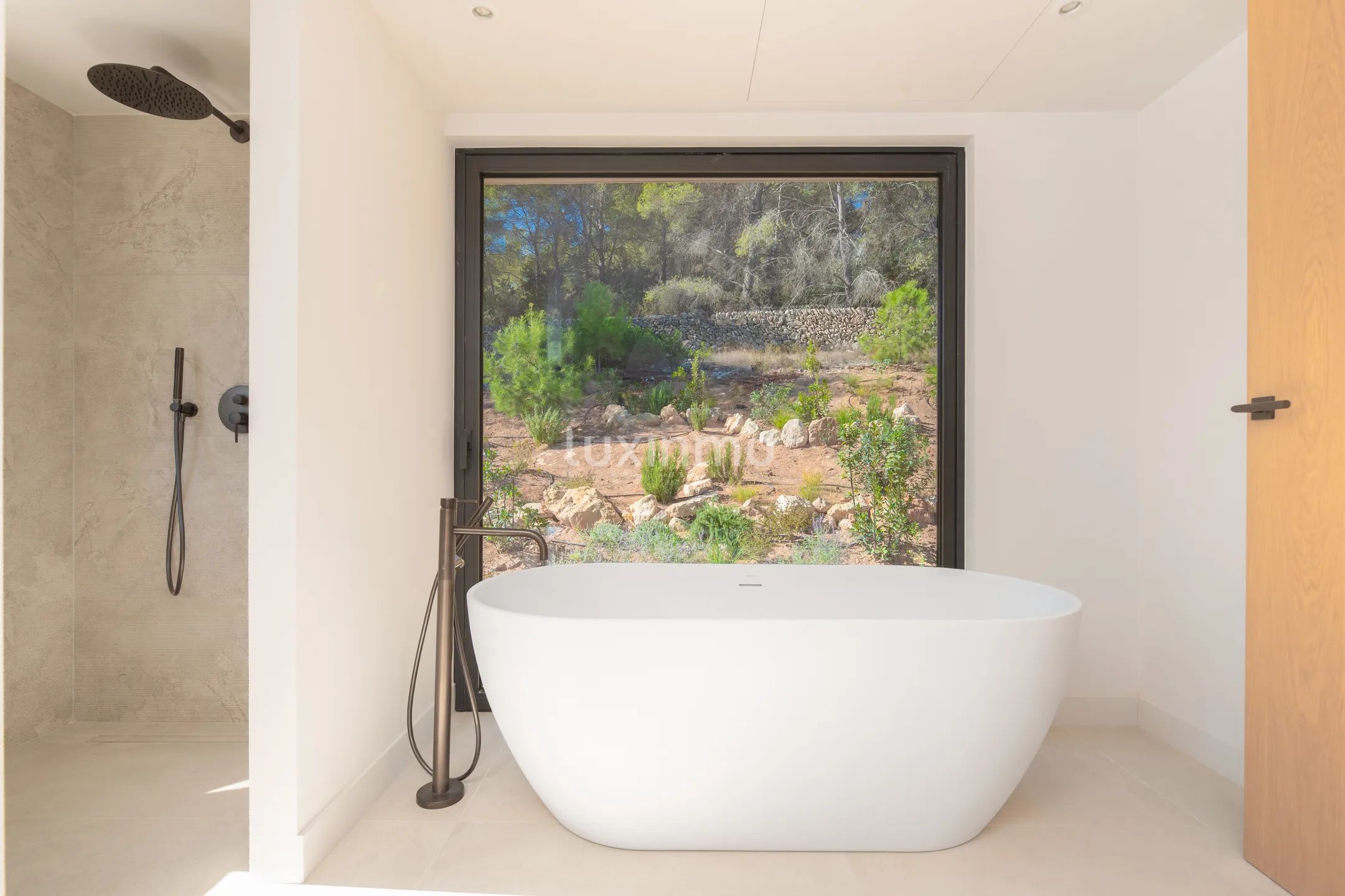 Moderna villa de 4 dormitorios en Roca Llisa con piscina infinita y vistas a la montaña — photo 17
