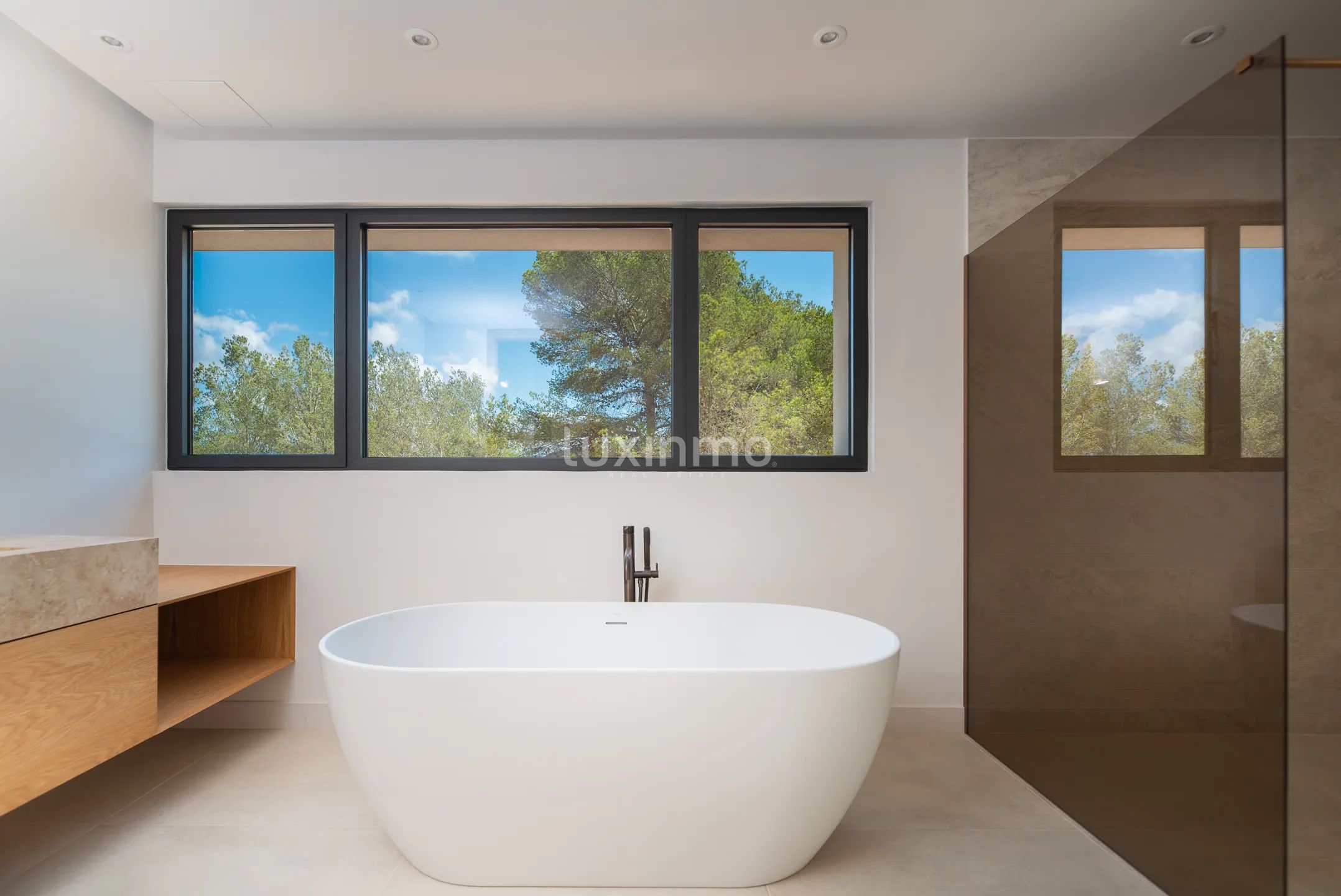Moderna villa de 4 dormitorios en Roca Llisa con piscina infinita y vistas a la montaña — photo 11