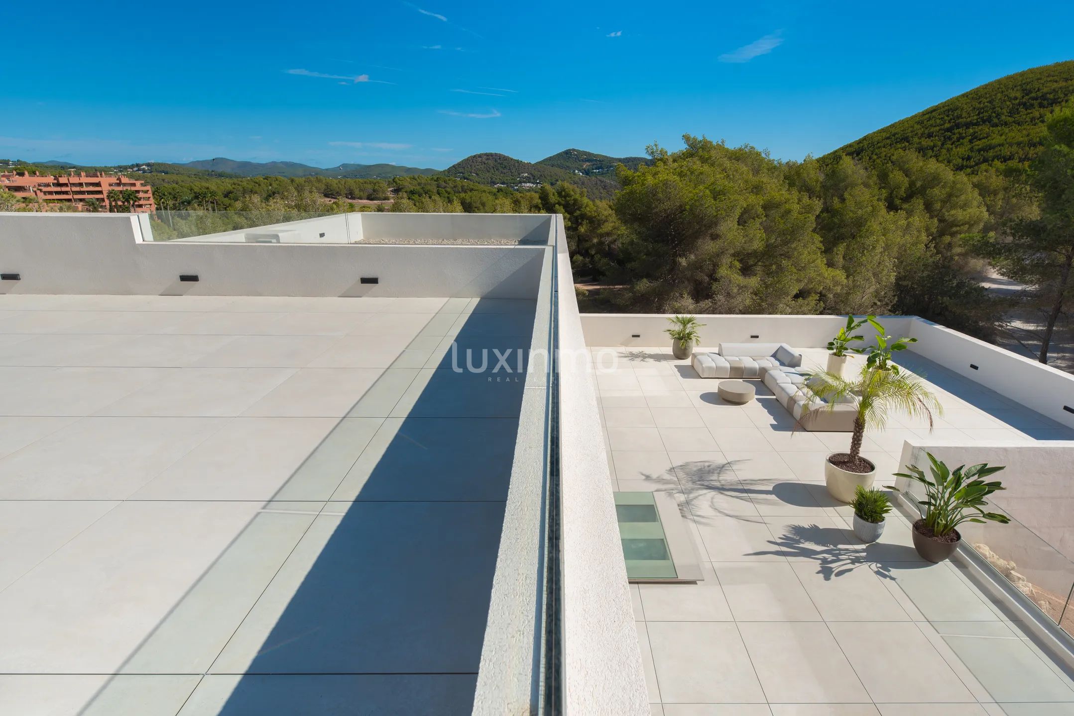 Moderna villa de 4 dormitorios en Roca Llisa con piscina infinita y vistas a la montaña — photo 19