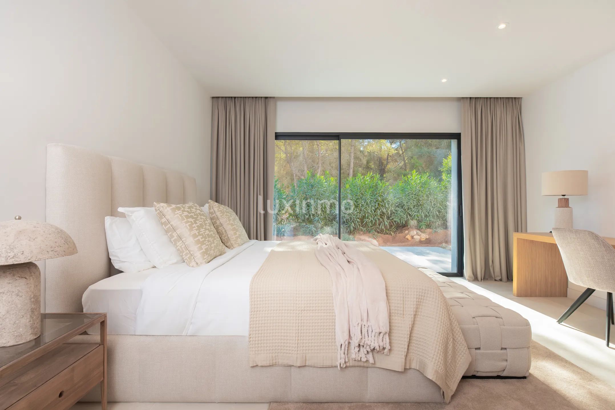 Moderna villa de 4 dormitorios en Roca Llisa con piscina infinita y vistas a la montaña — photo 18