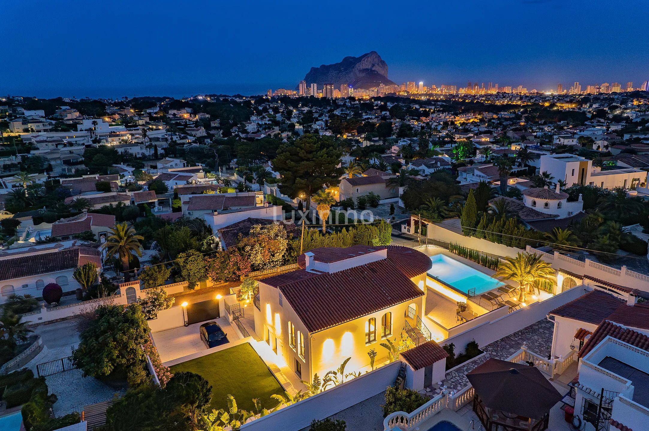 Impresionante chalet de 5 dormitorios con piscina privada y vistas a la montaña en Calpe — photo 3
