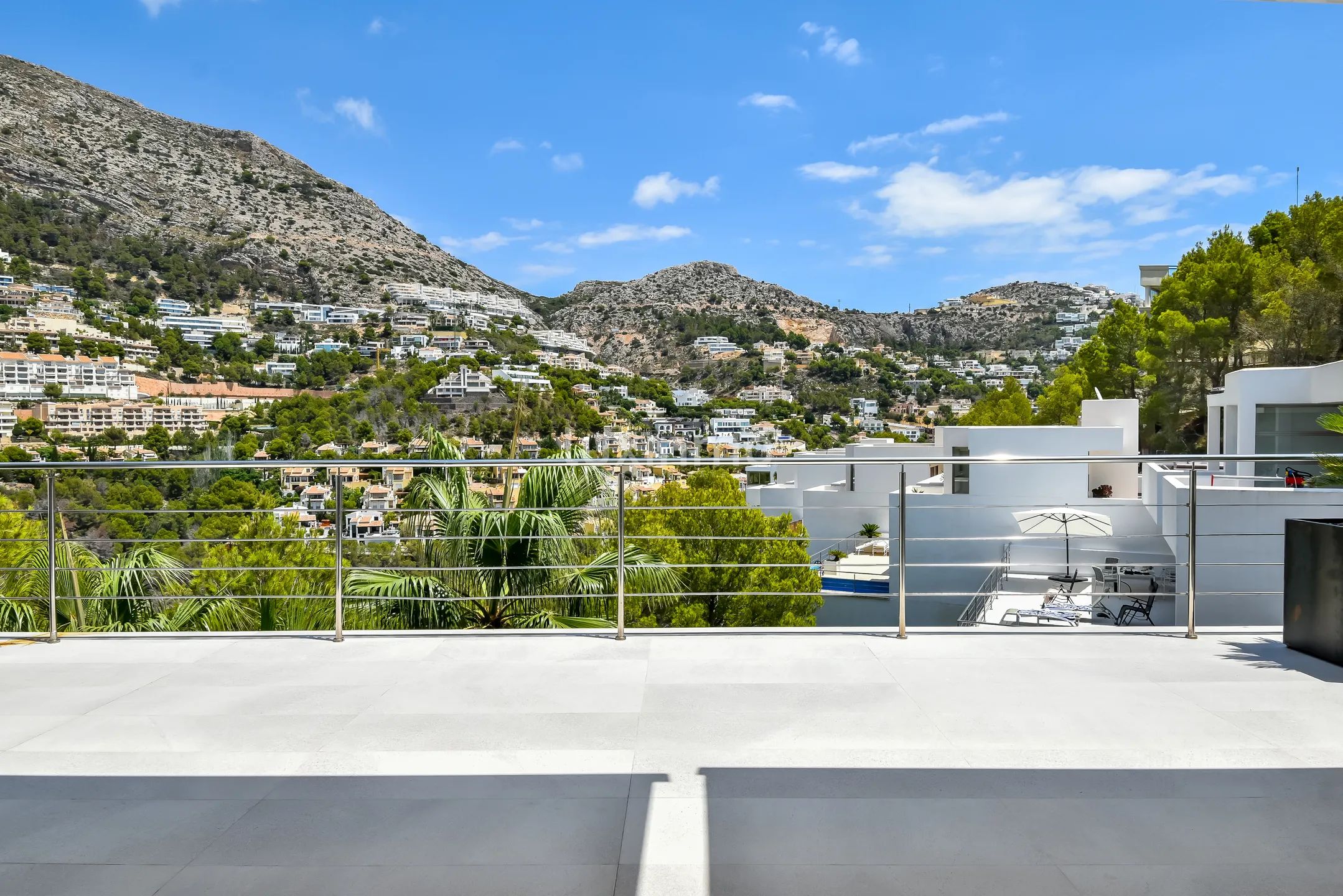 Newly refurbished luxury villa for rent with panoramic views towards Altea Hills — photo 3