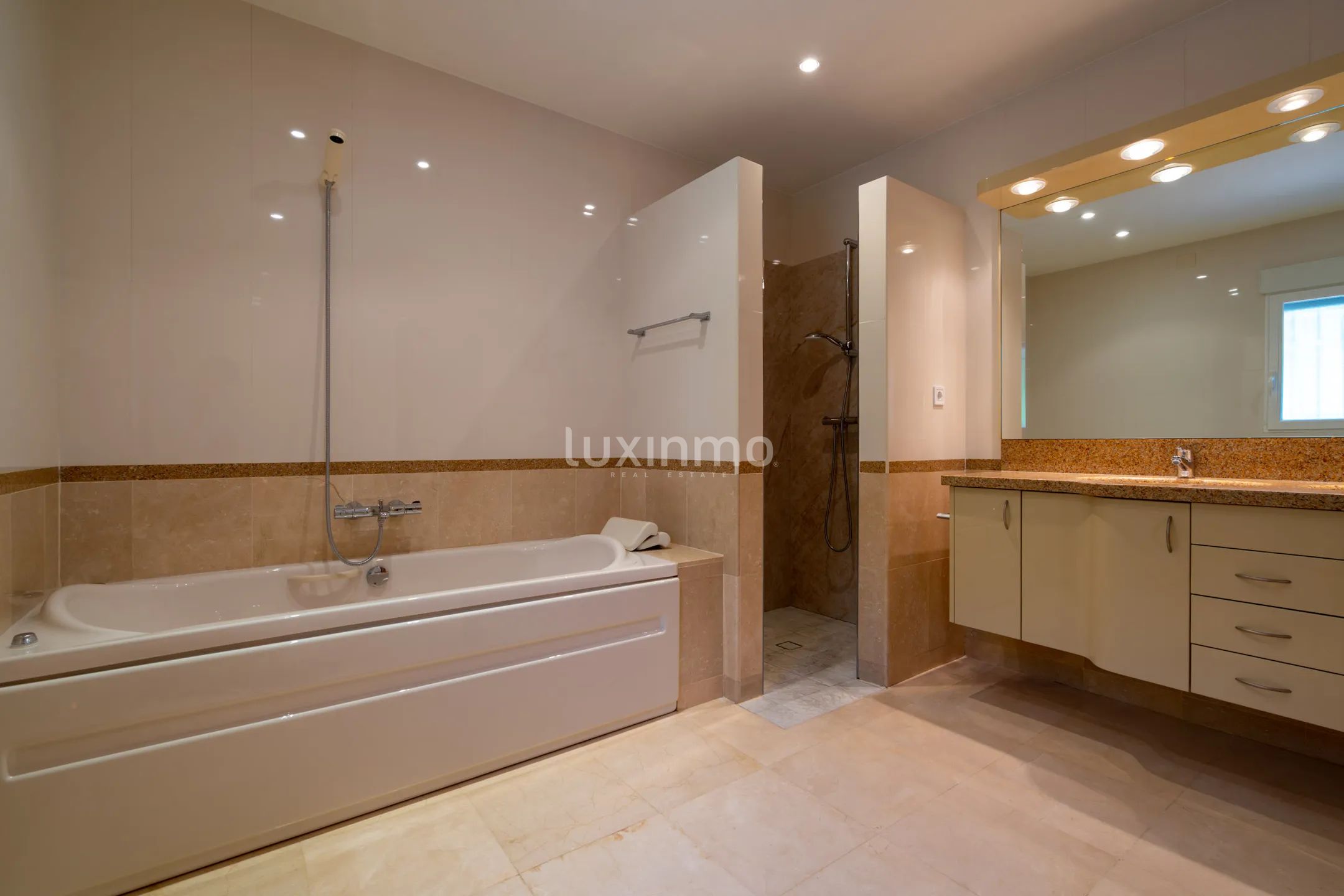 Villa moderne avec vue sur la mer et grand terrain — photo 27