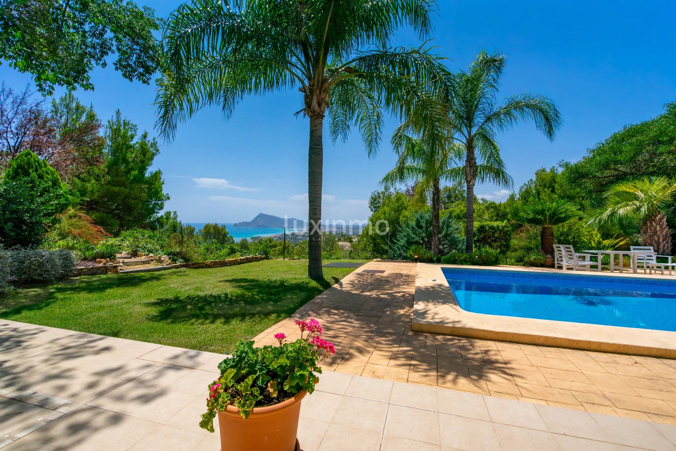 Modern villa with sea views and large plot of land — photo 49