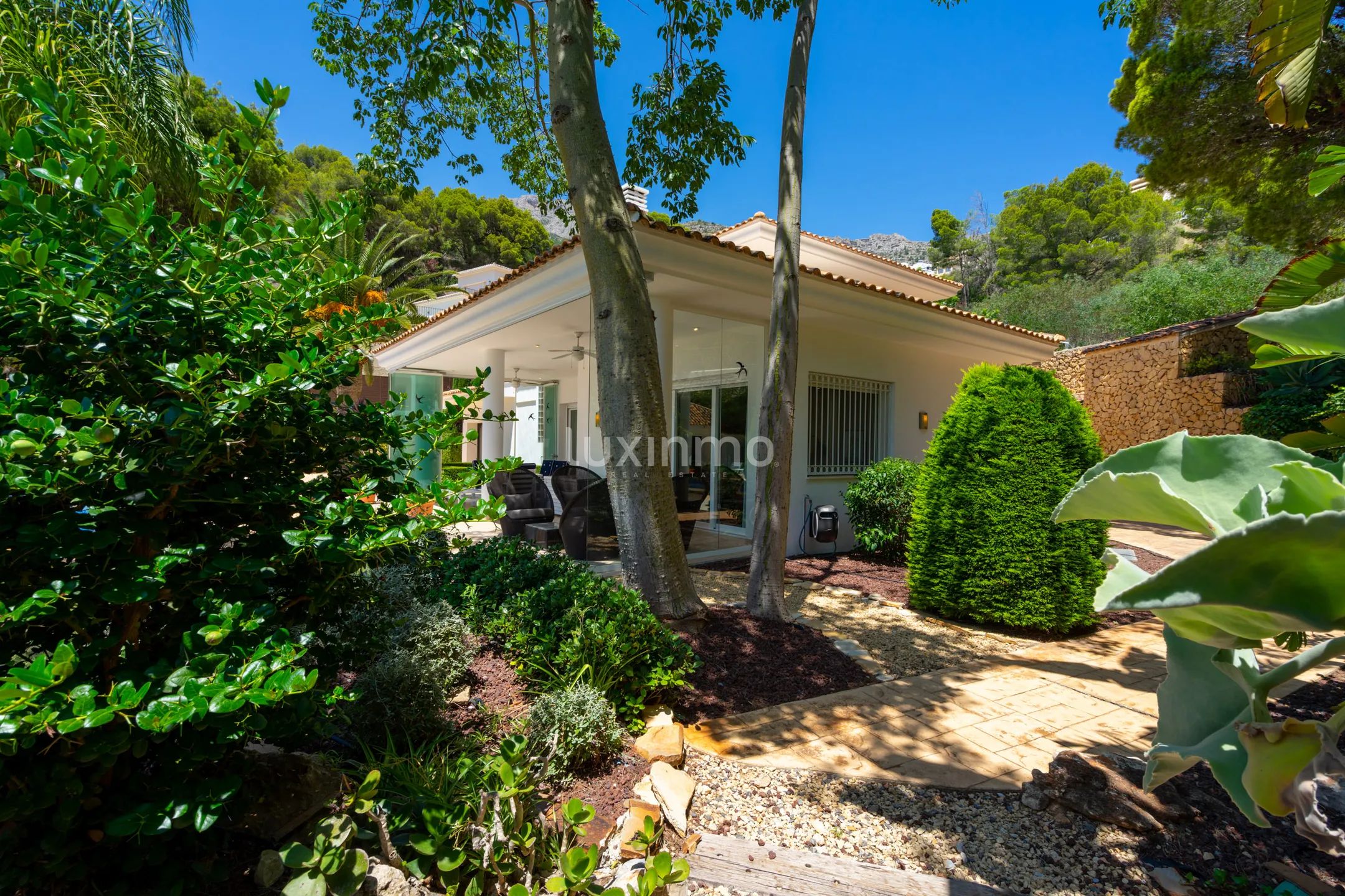 Modern villa with sea views and large plot of land — photo 51