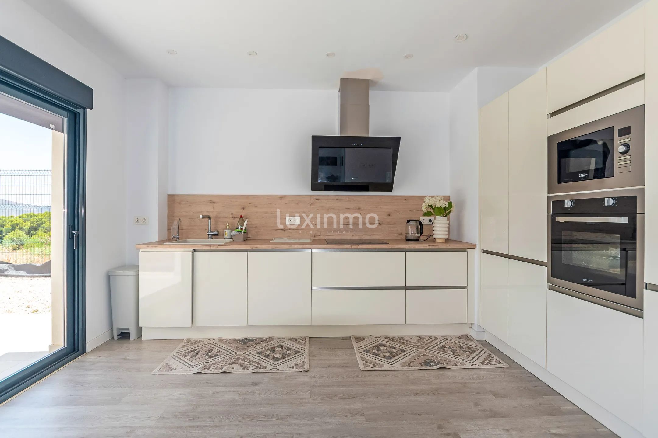 Modern villa with mountain views and private swimming pool in Alfaz del PI — photo 11