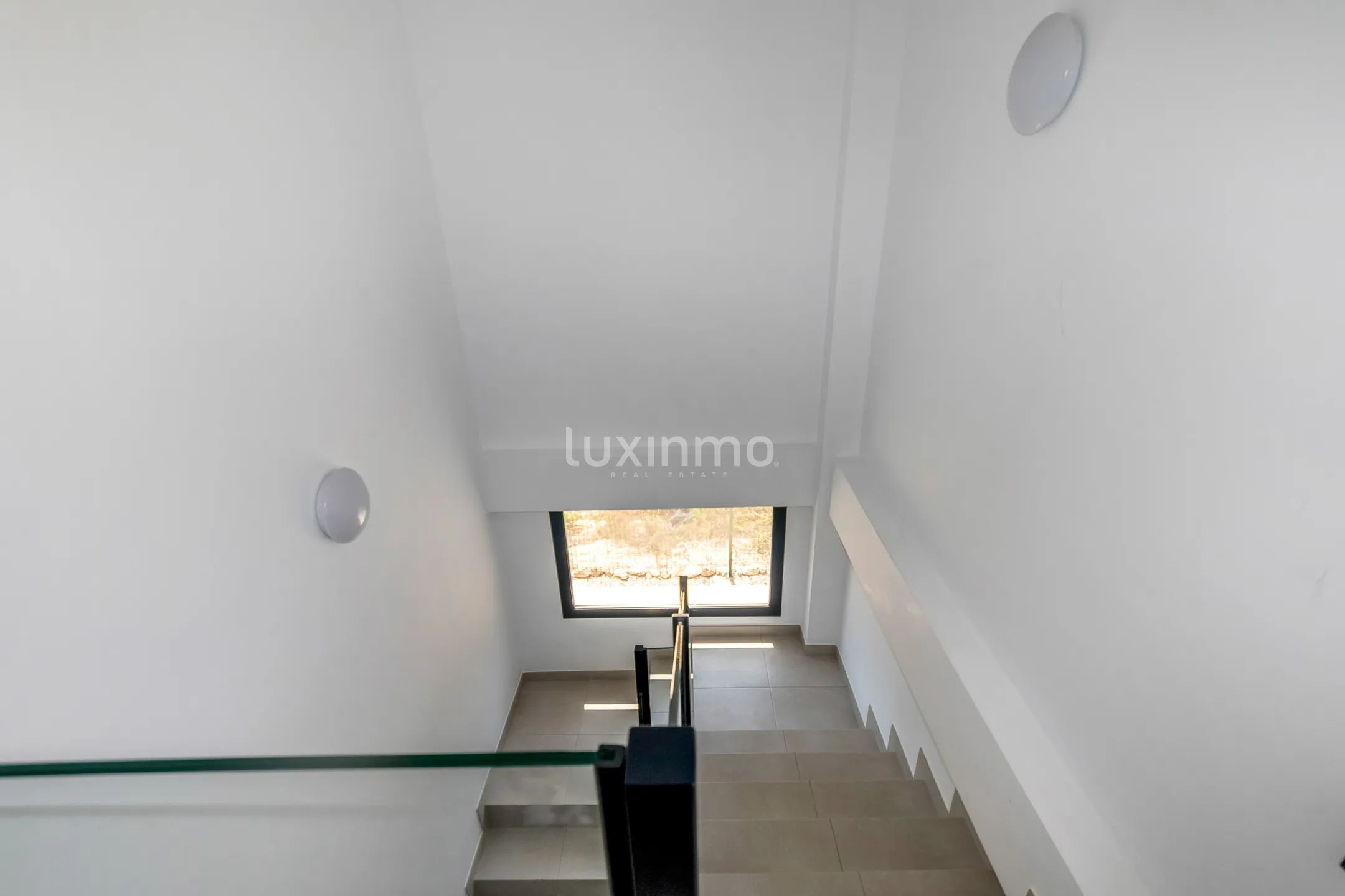 Modern villa with mountain views and private swimming pool in Alfaz del PI — photo 24