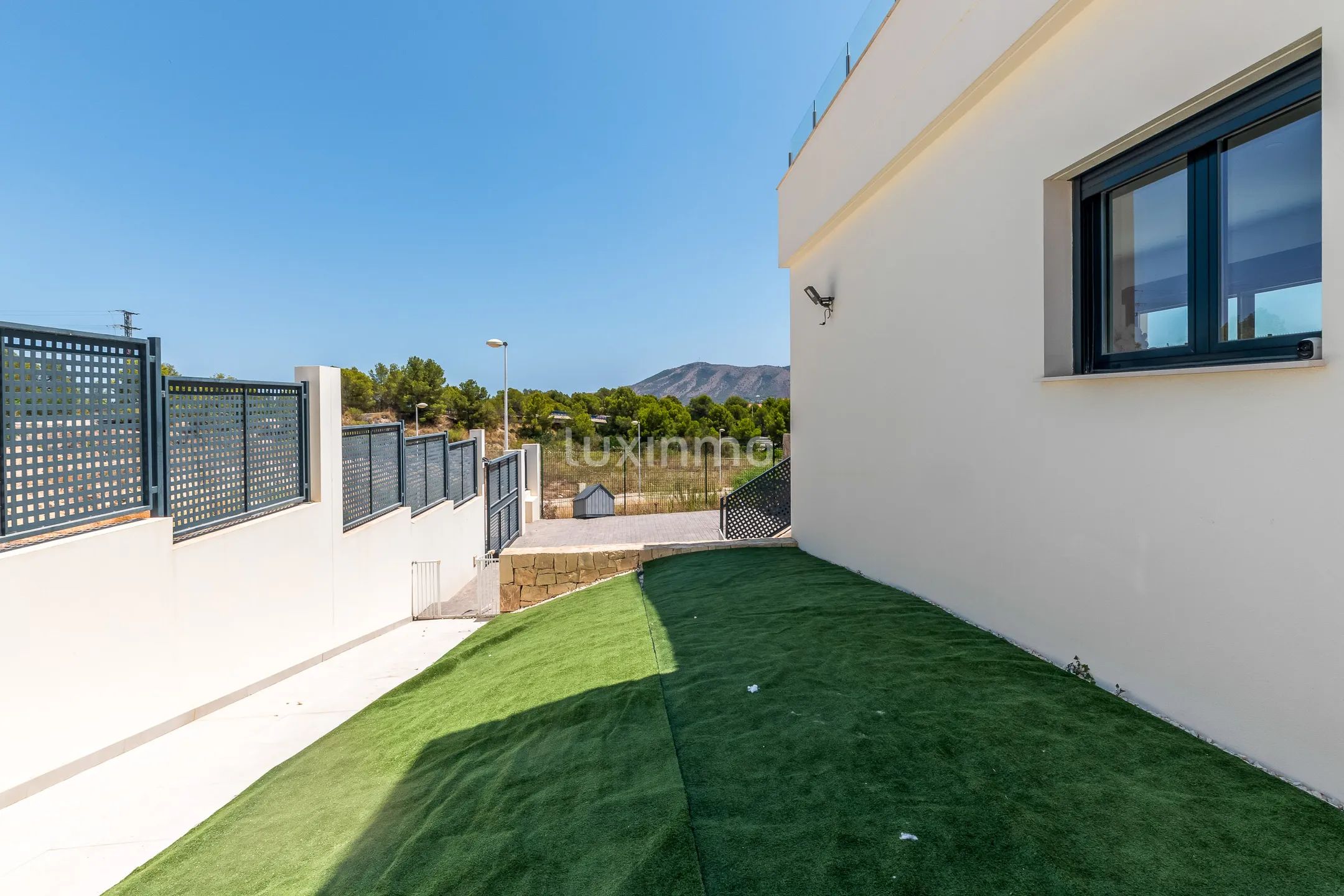 Modern villa with mountain views and private swimming pool in Alfaz del PI — photo 29