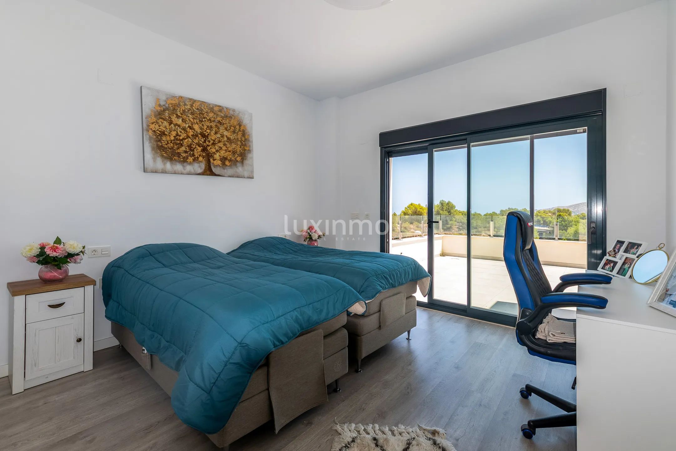 Modern villa with mountain views and private swimming pool in Alfaz del PI — photo 17