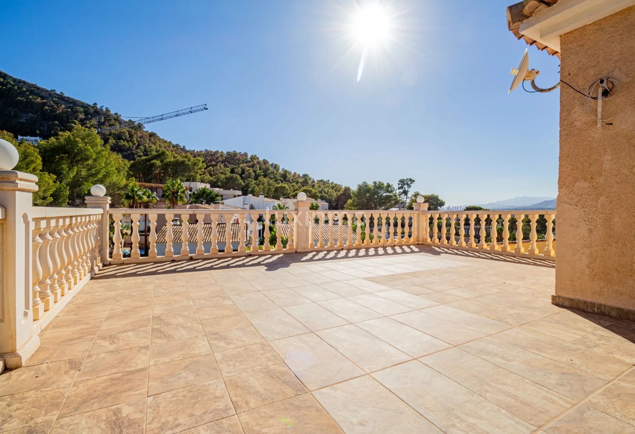 Charming Mediterranean-Style 4-Bedroom Villa in El Albir with Private Pool and Mountain Views — photo 4
