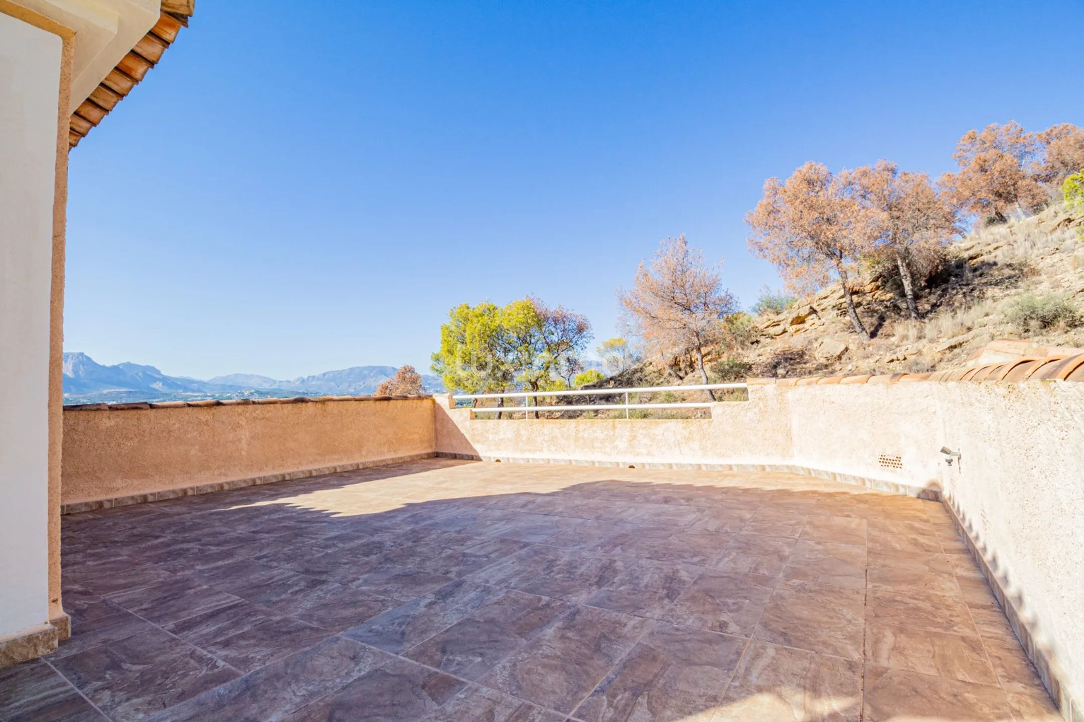 Charming Mediterranean-Style 4-Bedroom Villa in El Albir with Private Pool and Mountain Views — photo 18
