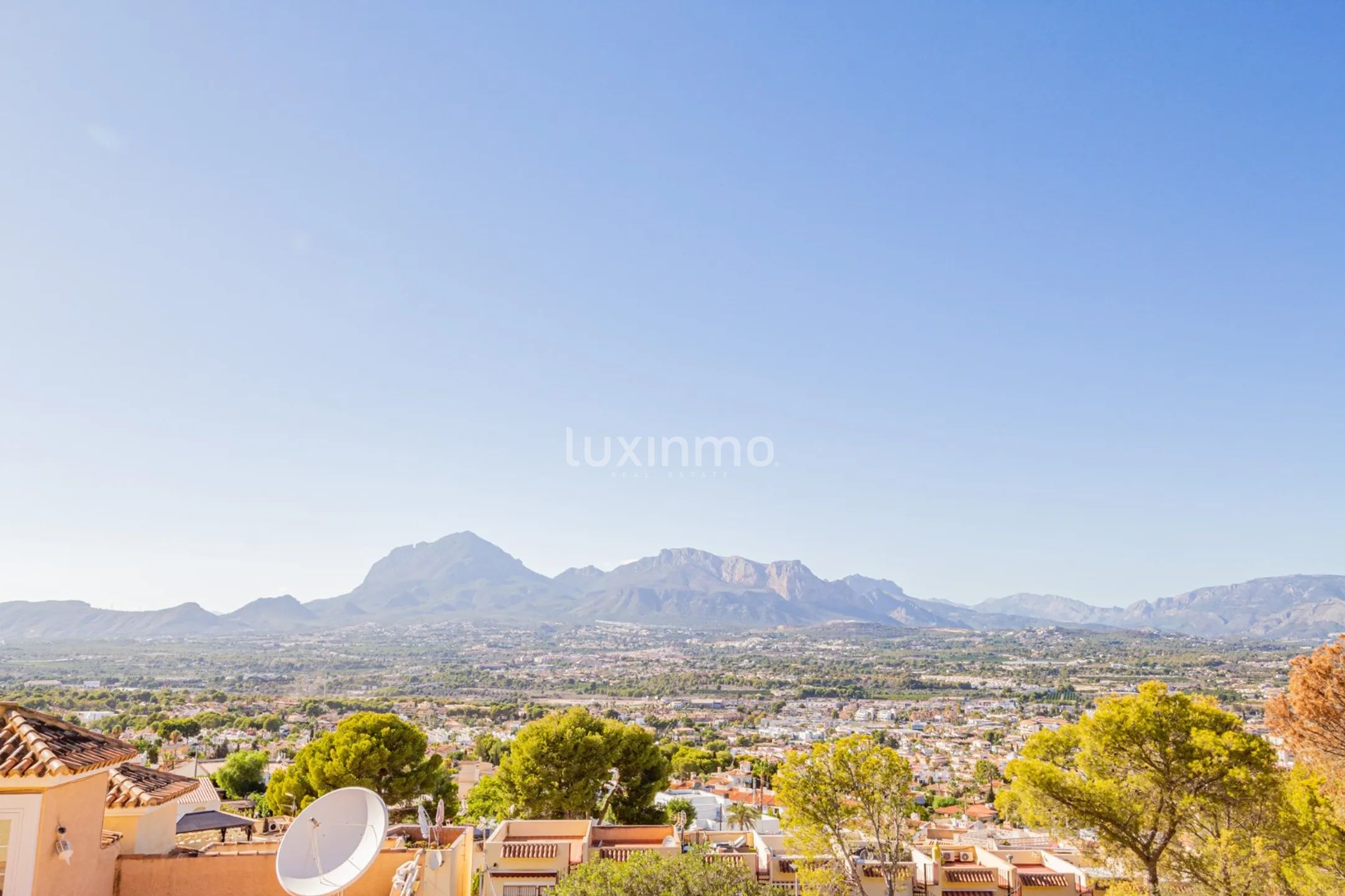 Charming Mediterranean-Style 4-Bedroom Villa in El Albir with Private Pool and Mountain Views — photo 15