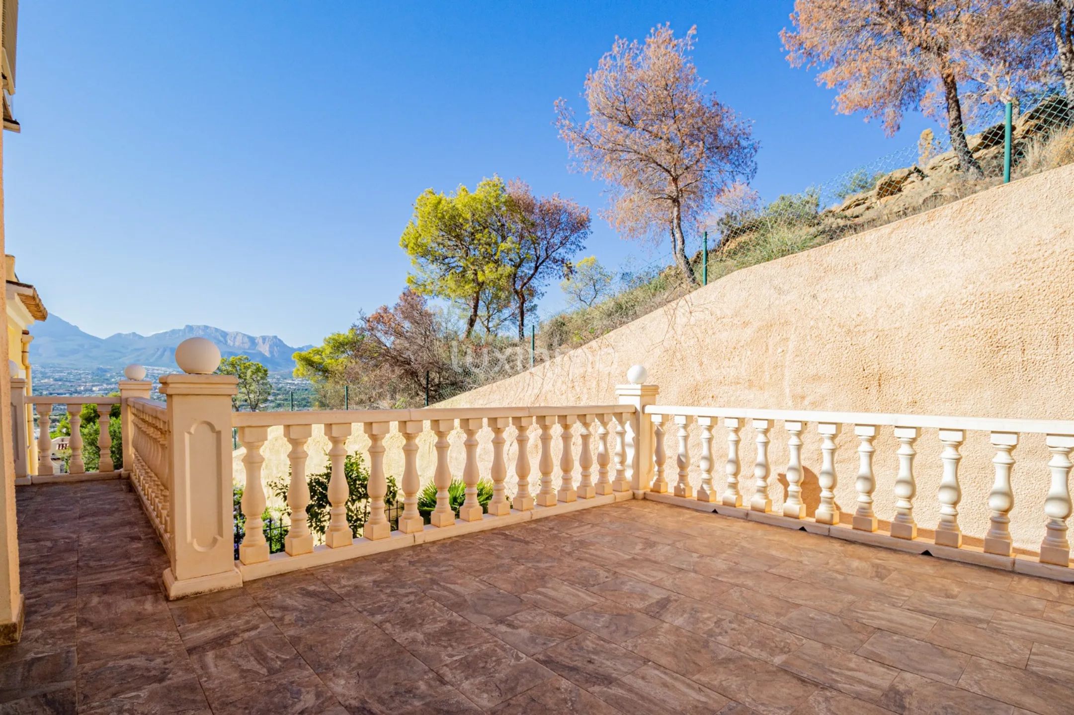 Charming Mediterranean-Style 4-Bedroom Villa in El Albir with Private Pool and Mountain Views — photo 22
