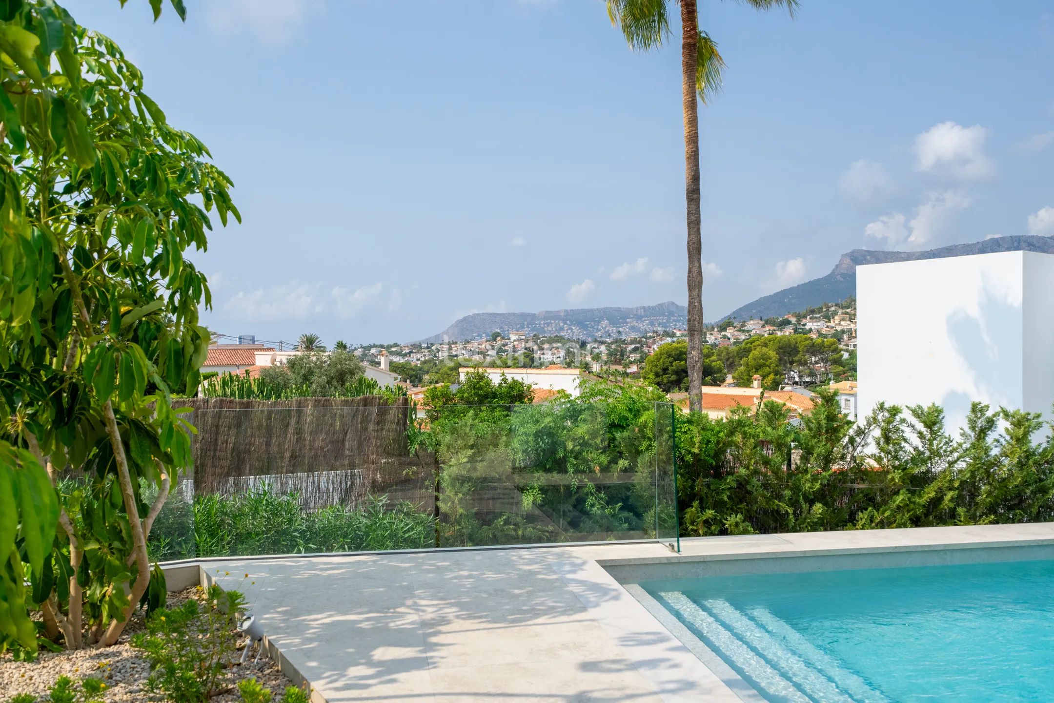 Luxuriöse freistehende Villa mit 4 Schlafzimmern und Panoramablick auf die Berge in Calpe — photo 41