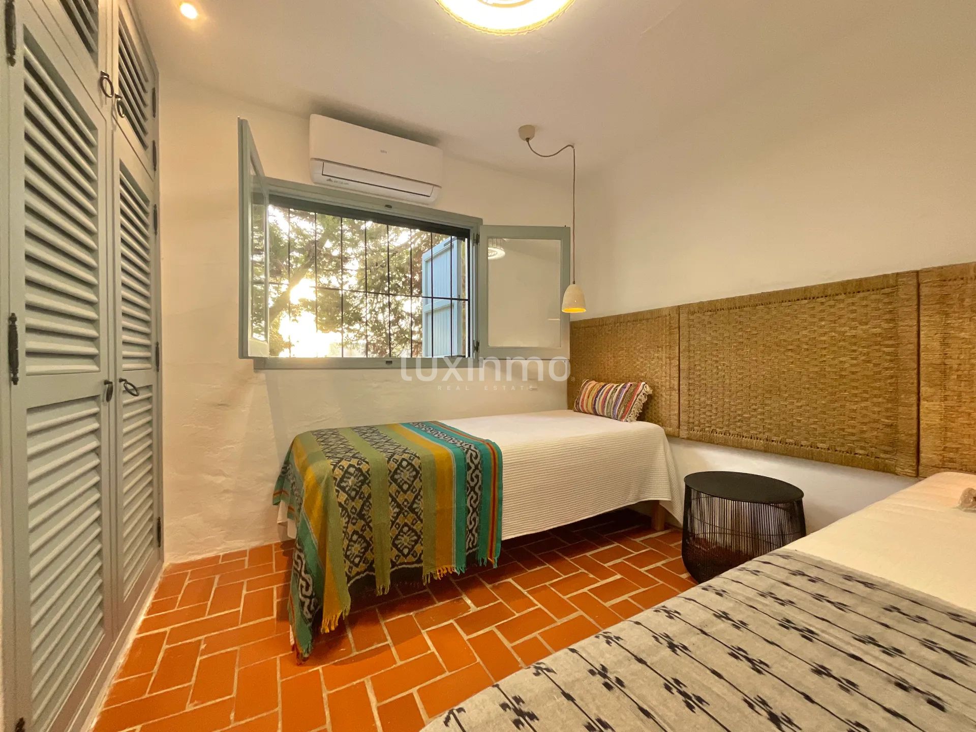 Sjarmerende Ibicenco-retreat med utsikt over havet og solnedgangen i Cala Gració — photo 11