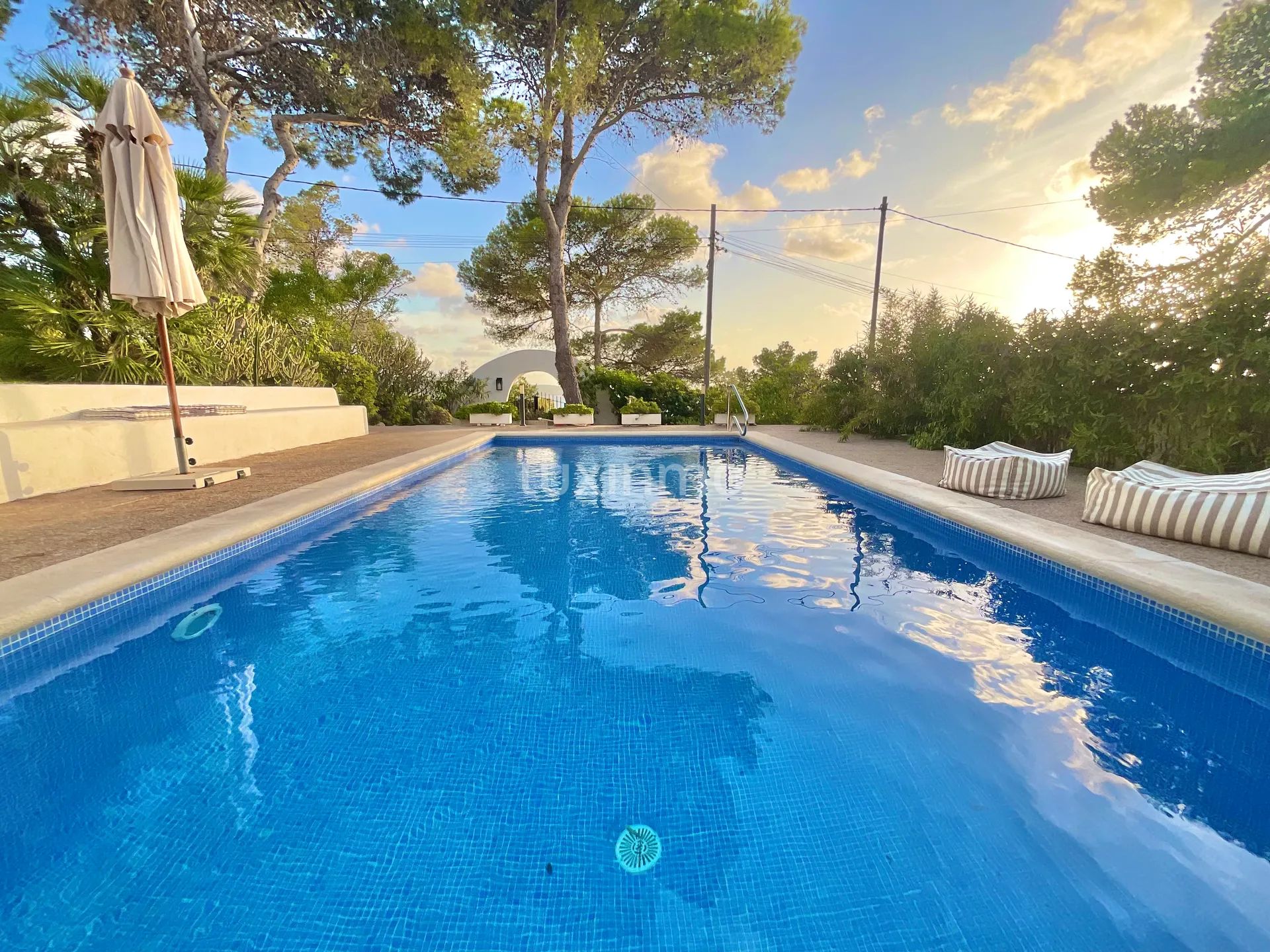 A Charming Ibicenco Retreat with Sea and Sunset Views in Cala Gració — photo 2