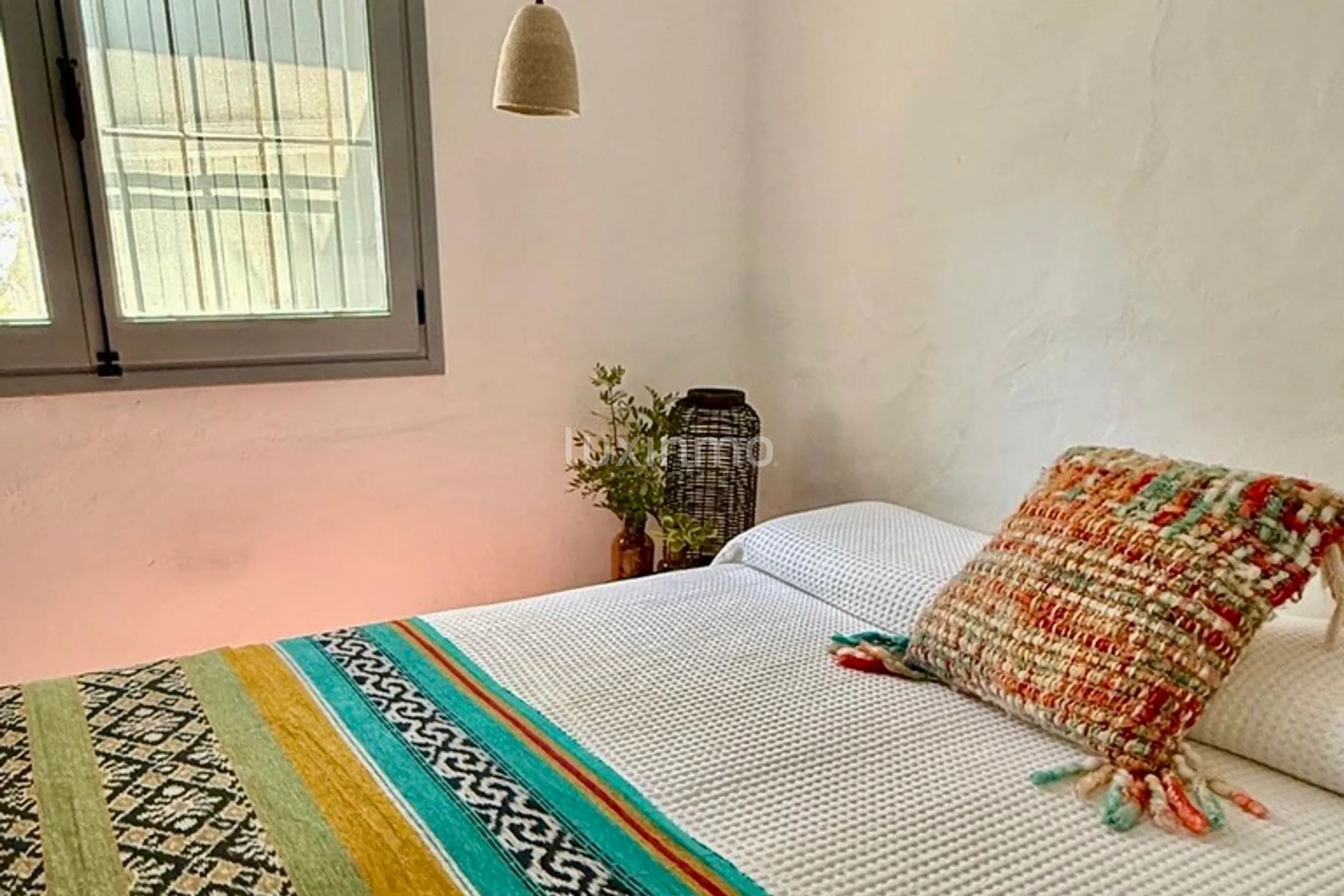 A Charming Ibicenco Retreat with Sea and Sunset Views in Cala Gració — photo 9