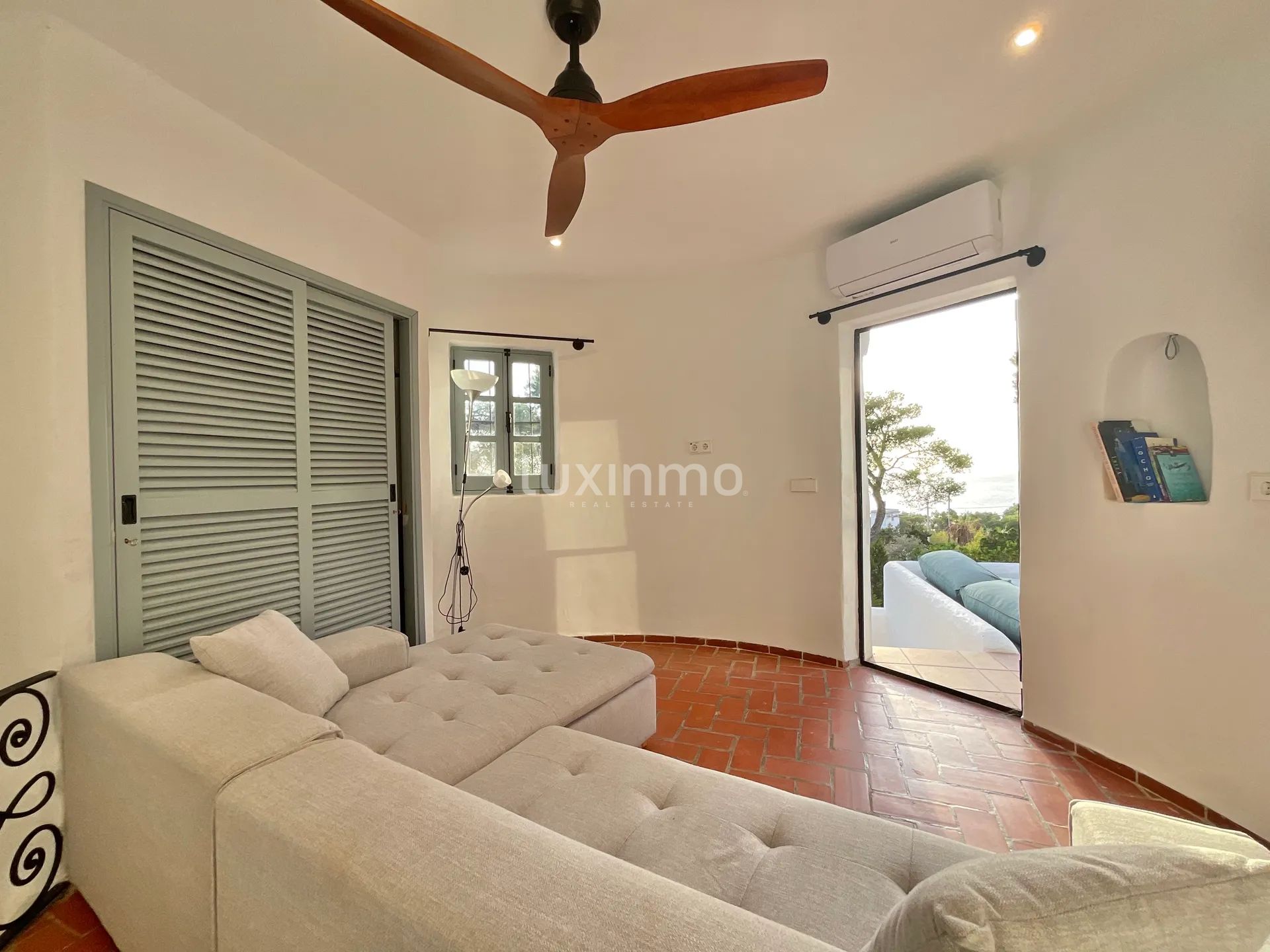 A Charming Ibicenco Retreat with Sea and Sunset Views in Cala Gració — photo 8