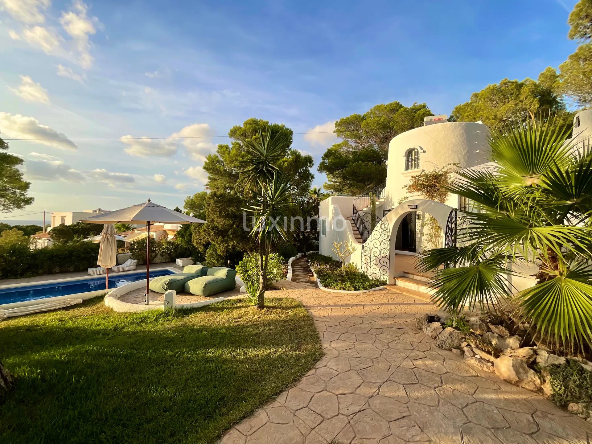 A Charming Ibicenco Retreat with Sea and Sunset Views in Cala Gració — photo 3