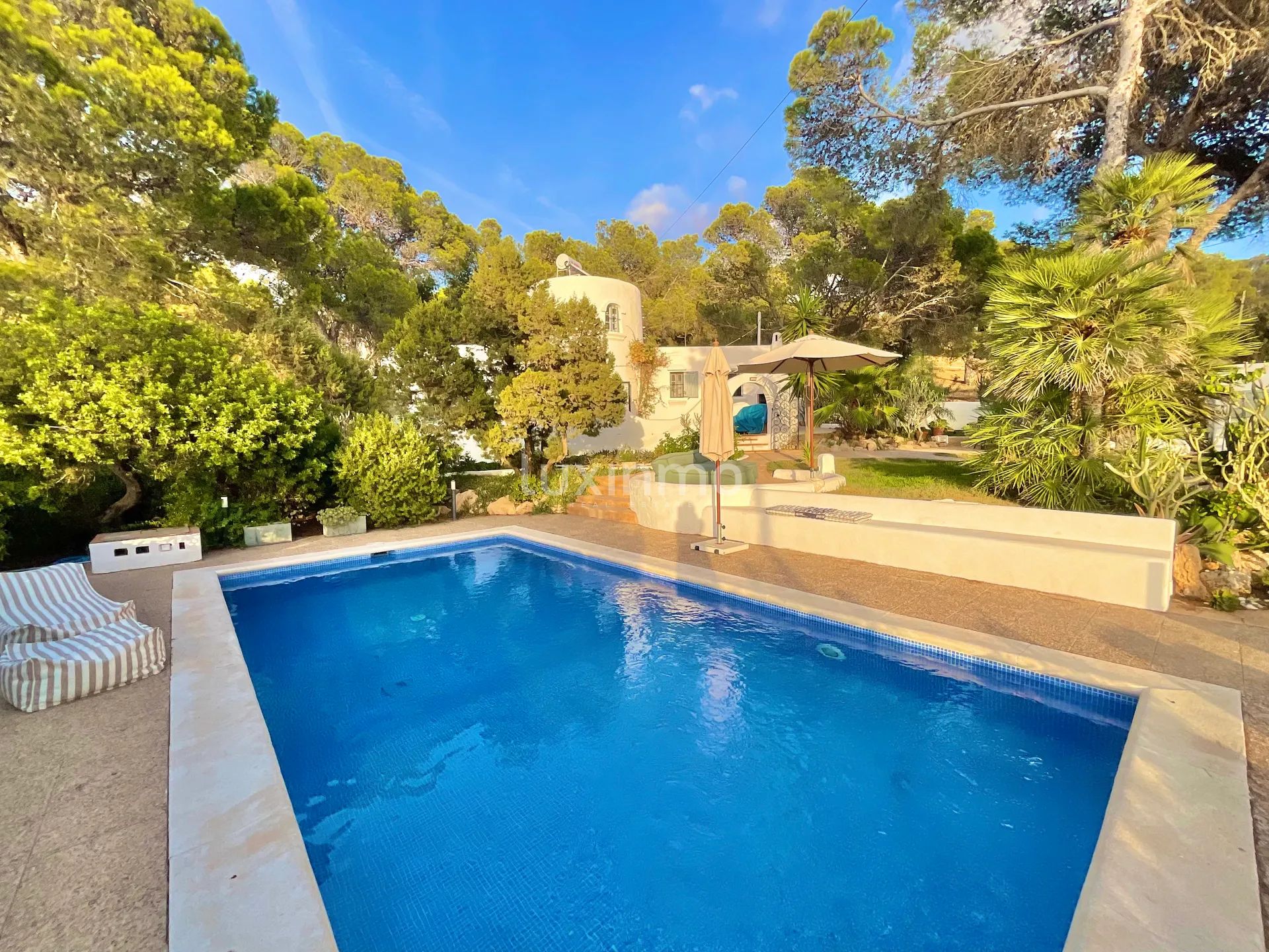 A Charming Ibicenco Retreat with Sea and Sunset Views in Cala Gració