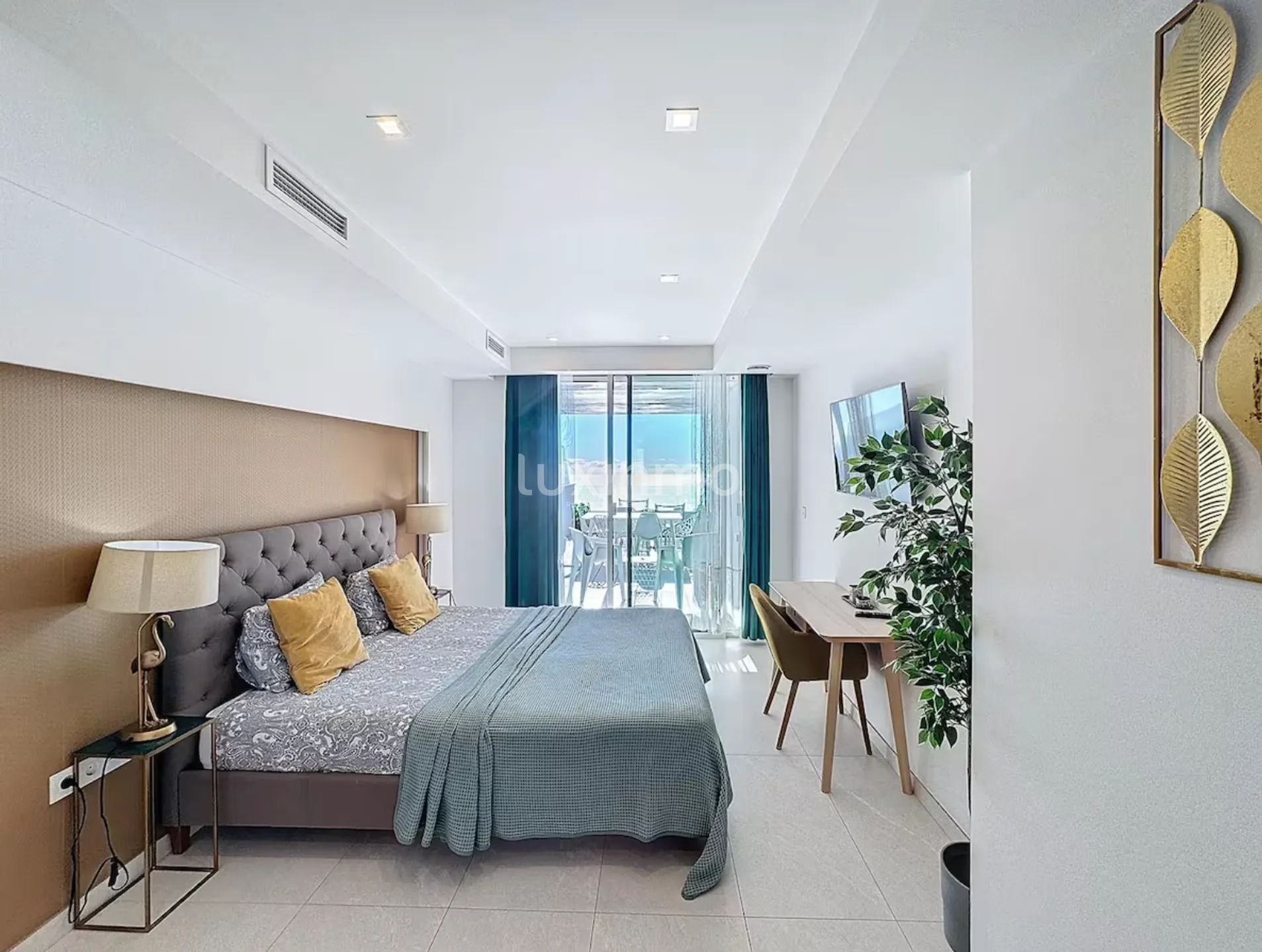 Spectacular 3-bedroom flat with sea views — photo 28