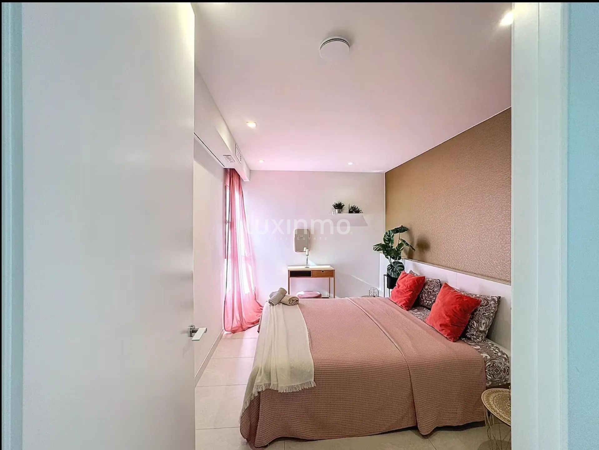 Spectacular 3-bedroom flat with sea views — photo 15