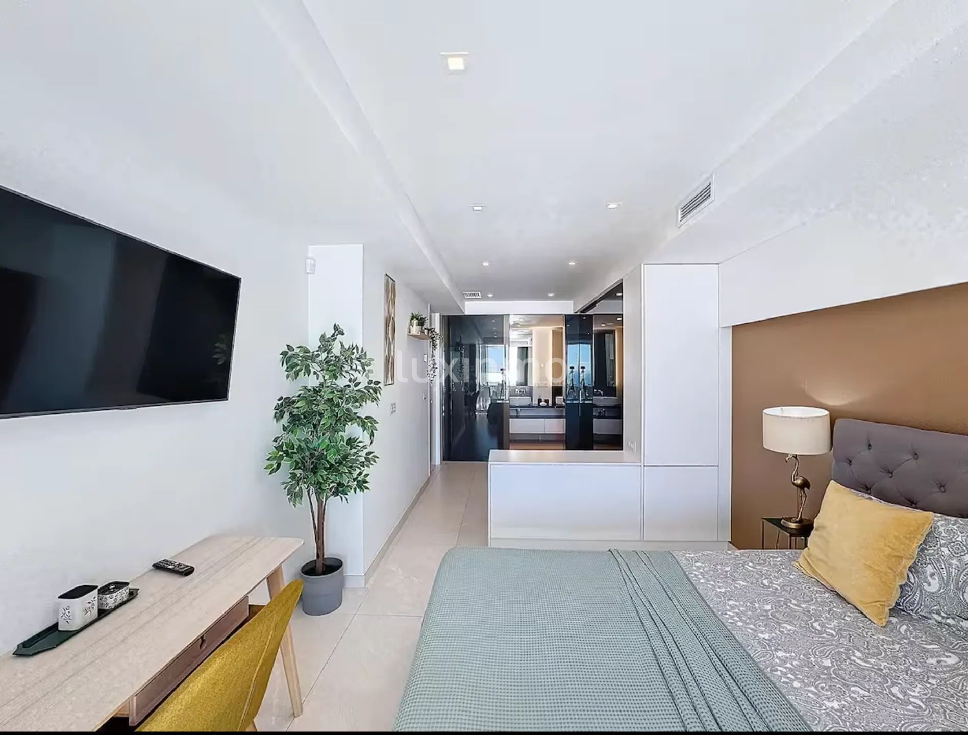 Spectacular 3-bedroom flat with sea views — photo 16