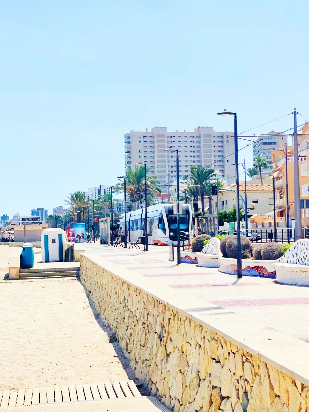 Encantador Apartamento Mediterráneo de 2 Dormitorios en Playa Muchavista, Campello — photo 2