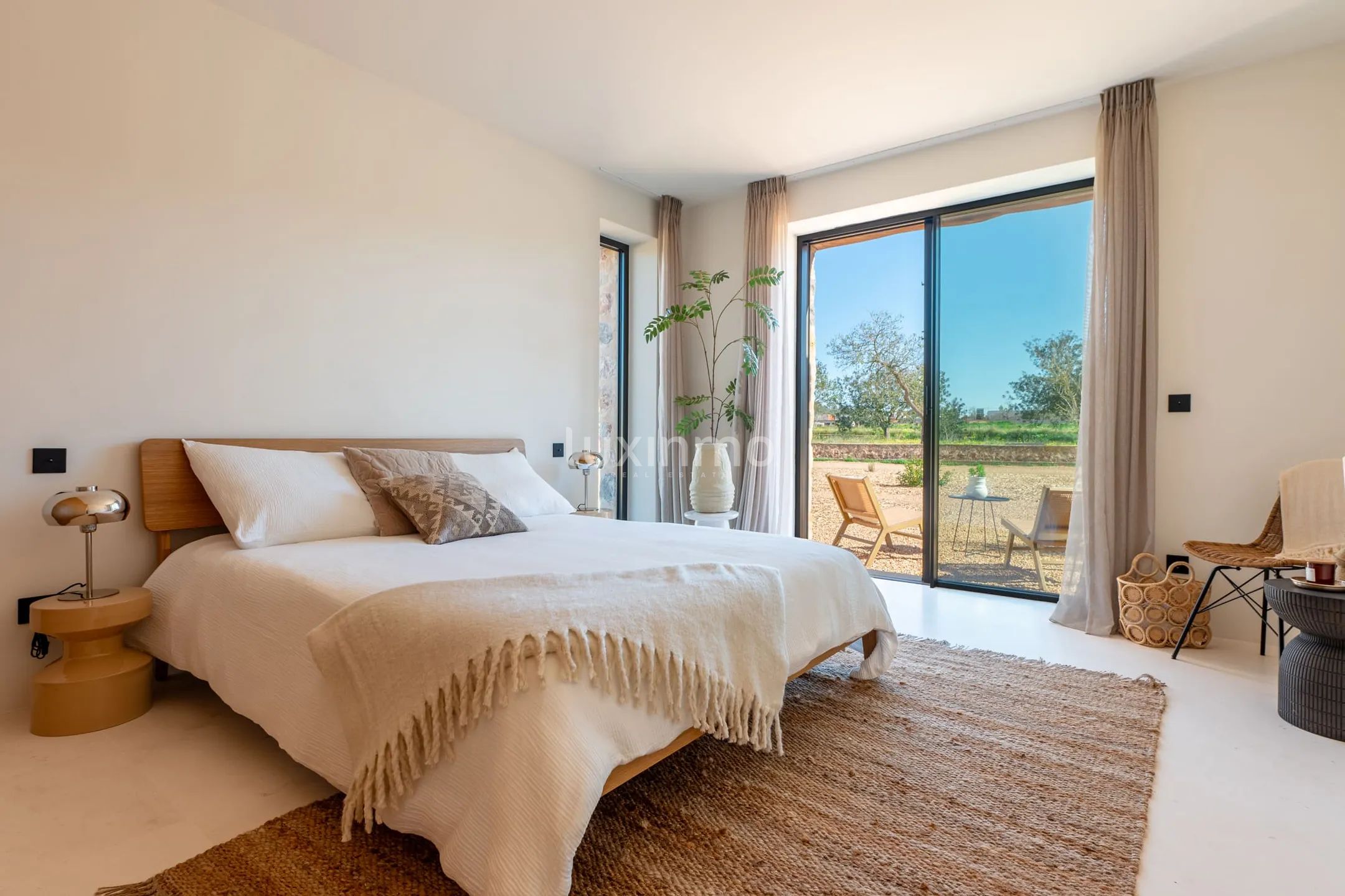 Contemporary New-Build Villa with Guest House Project Exceptional Privacy in a Serene Natural Setting — photo 30