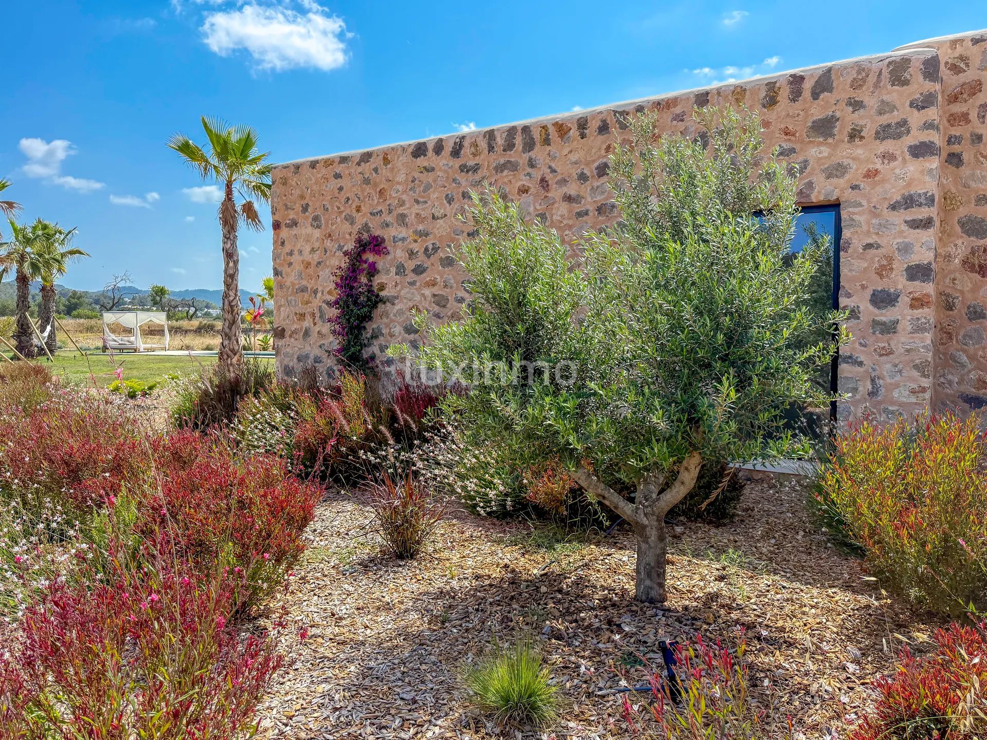 Contemporary New-Build Villa with Guest House Project Exceptional Privacy in a Serene Natural Setting — photo 15