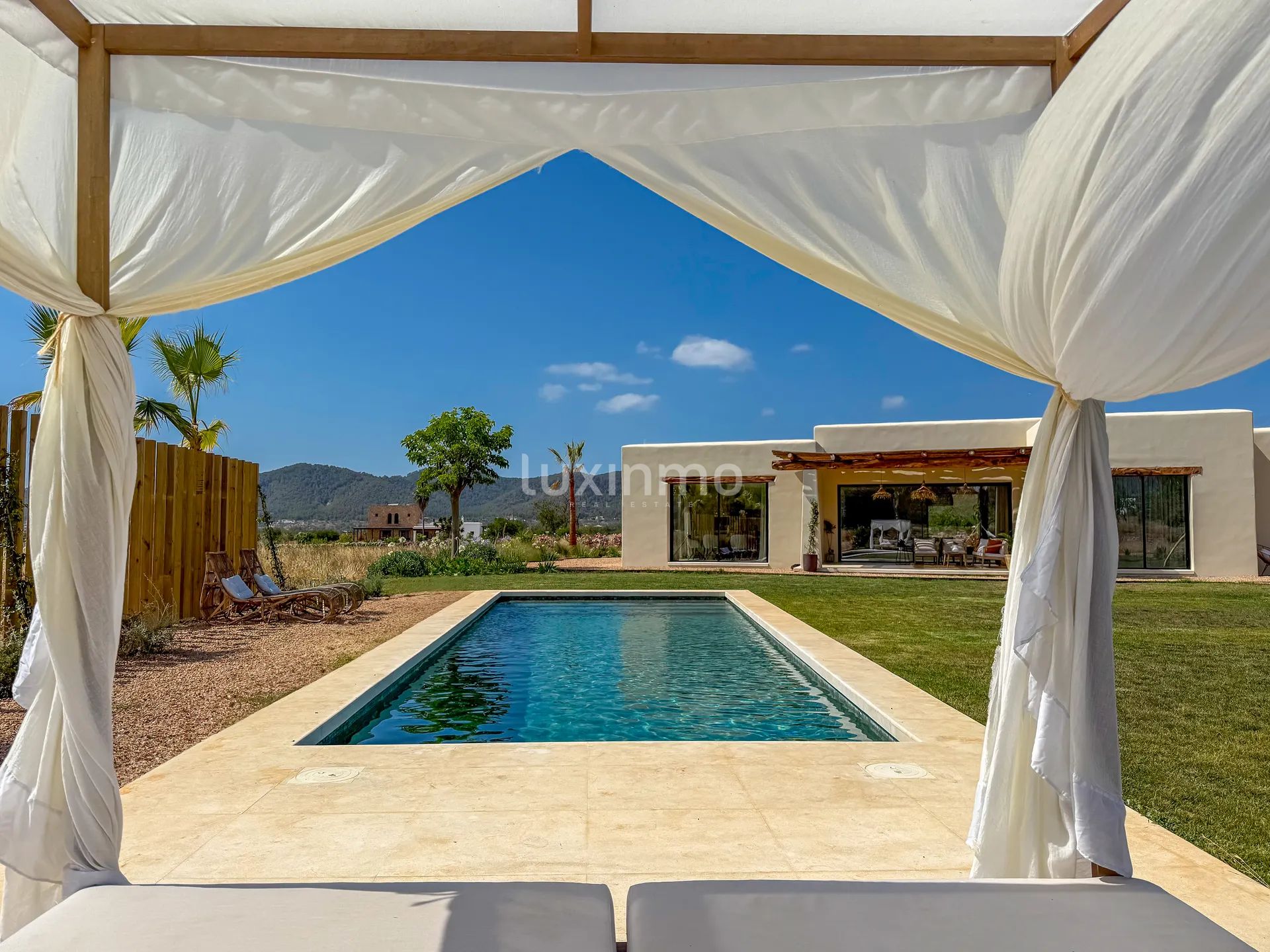 Villa contemporaine de nouvelle construction avec maison d'hôtes Projet d'intimité exceptionnelle dans un cadre naturel serein — photo 11