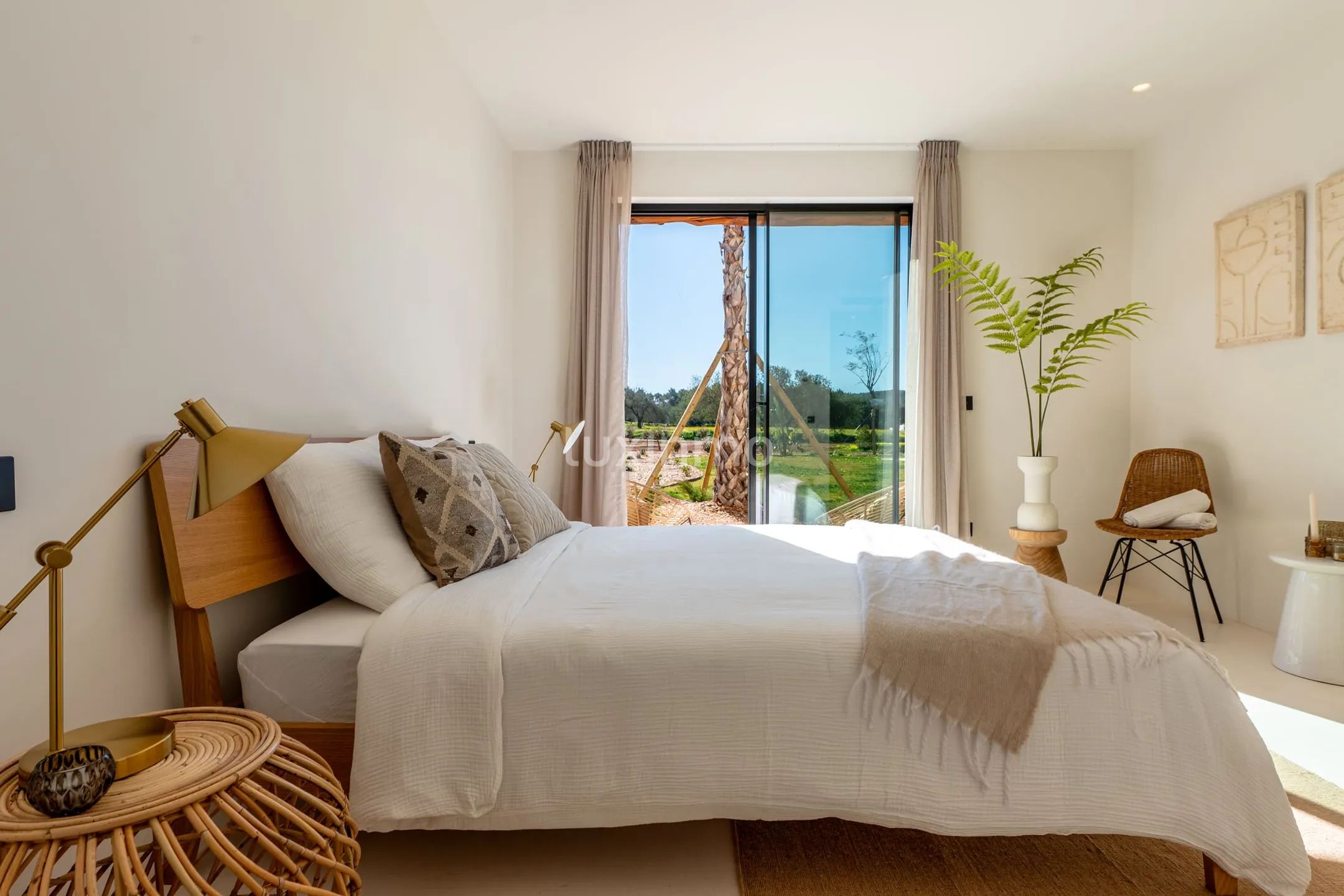 Contemporary New-Build Villa with Guest House Project Exceptional Privacy in a Serene Natural Setting — photo 38