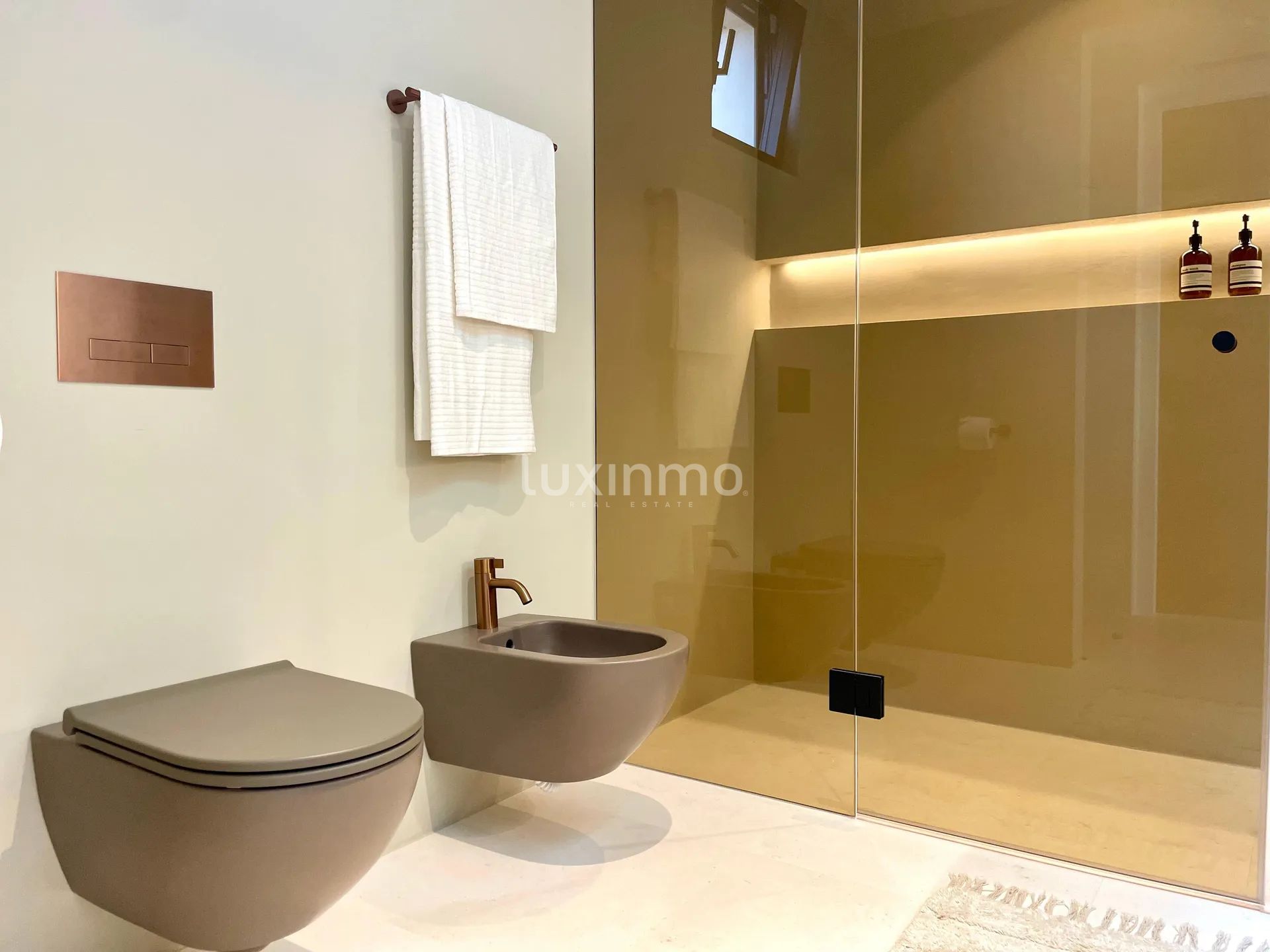 Villa contemporaine de nouvelle construction avec maison d'hôtes Projet d'intimité exceptionnelle dans un cadre naturel serein — photo 34