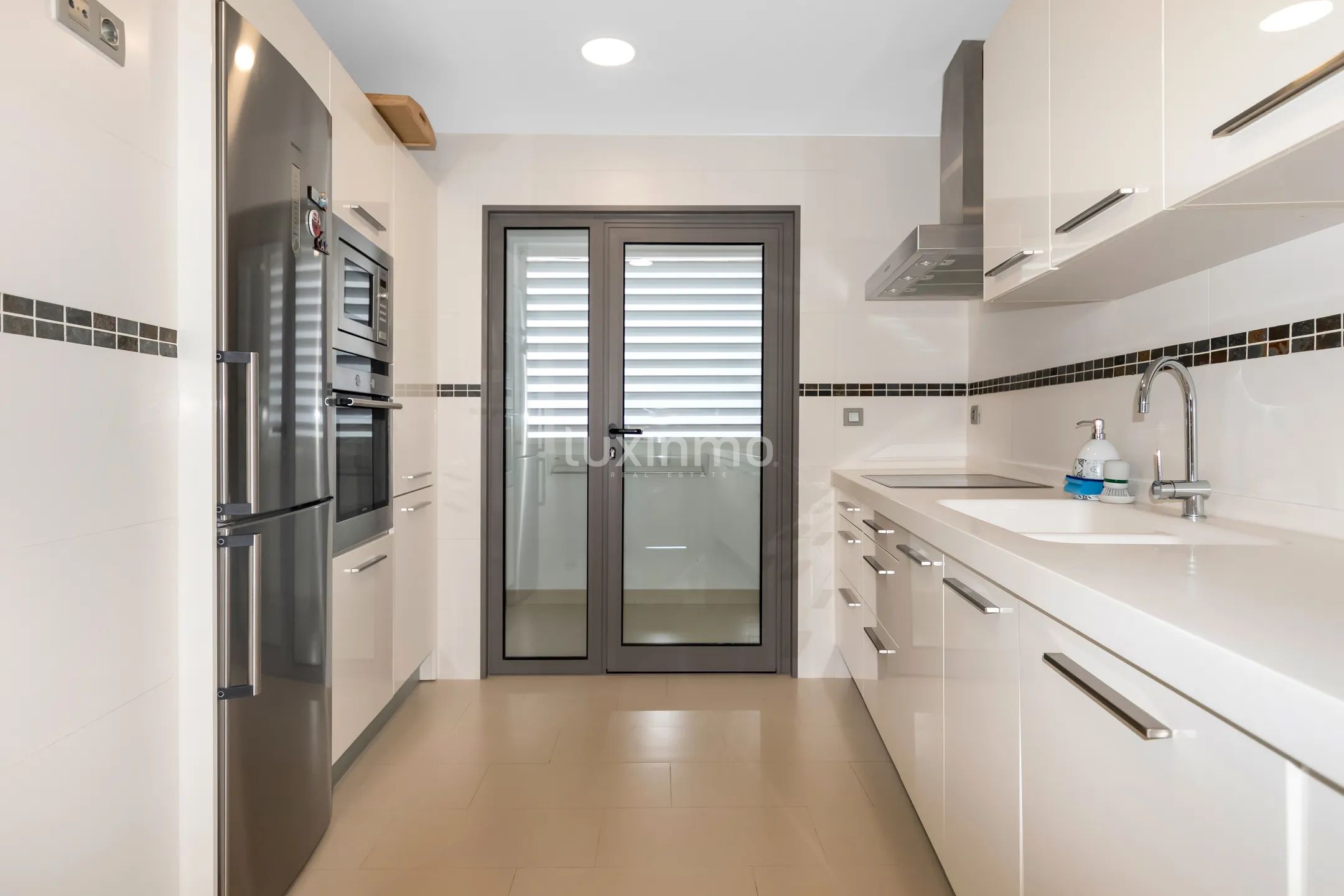 Beautiful flat for rent in front line beach in Mascarat — photo 11