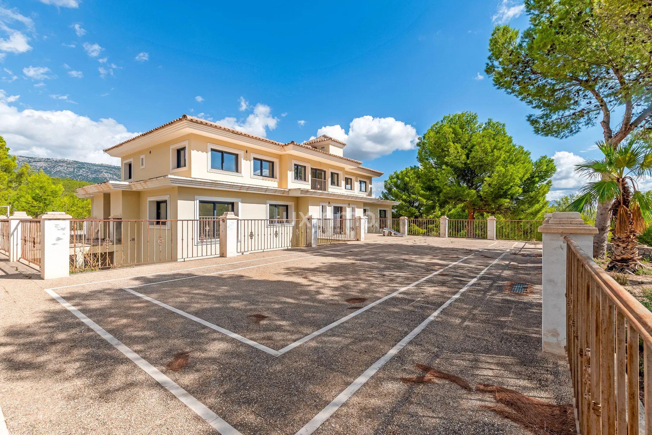 Investment of equestrian estate with horse stables in Polop