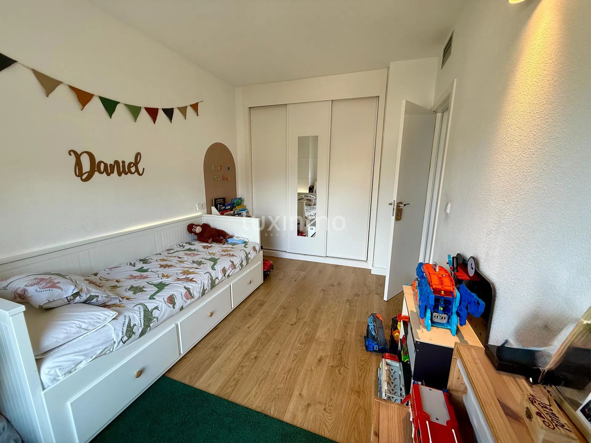 Stunning 3-Bedroom Apartment with Mountain Views — photo 21