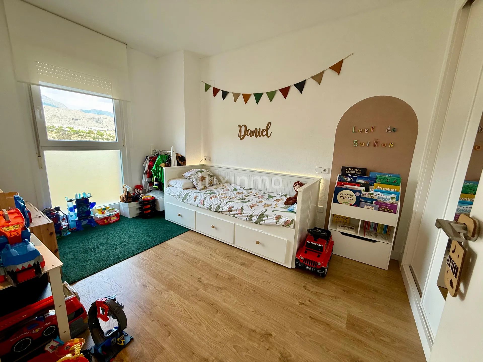 Stunning 3-Bedroom Apartment with Mountain Views — photo 22