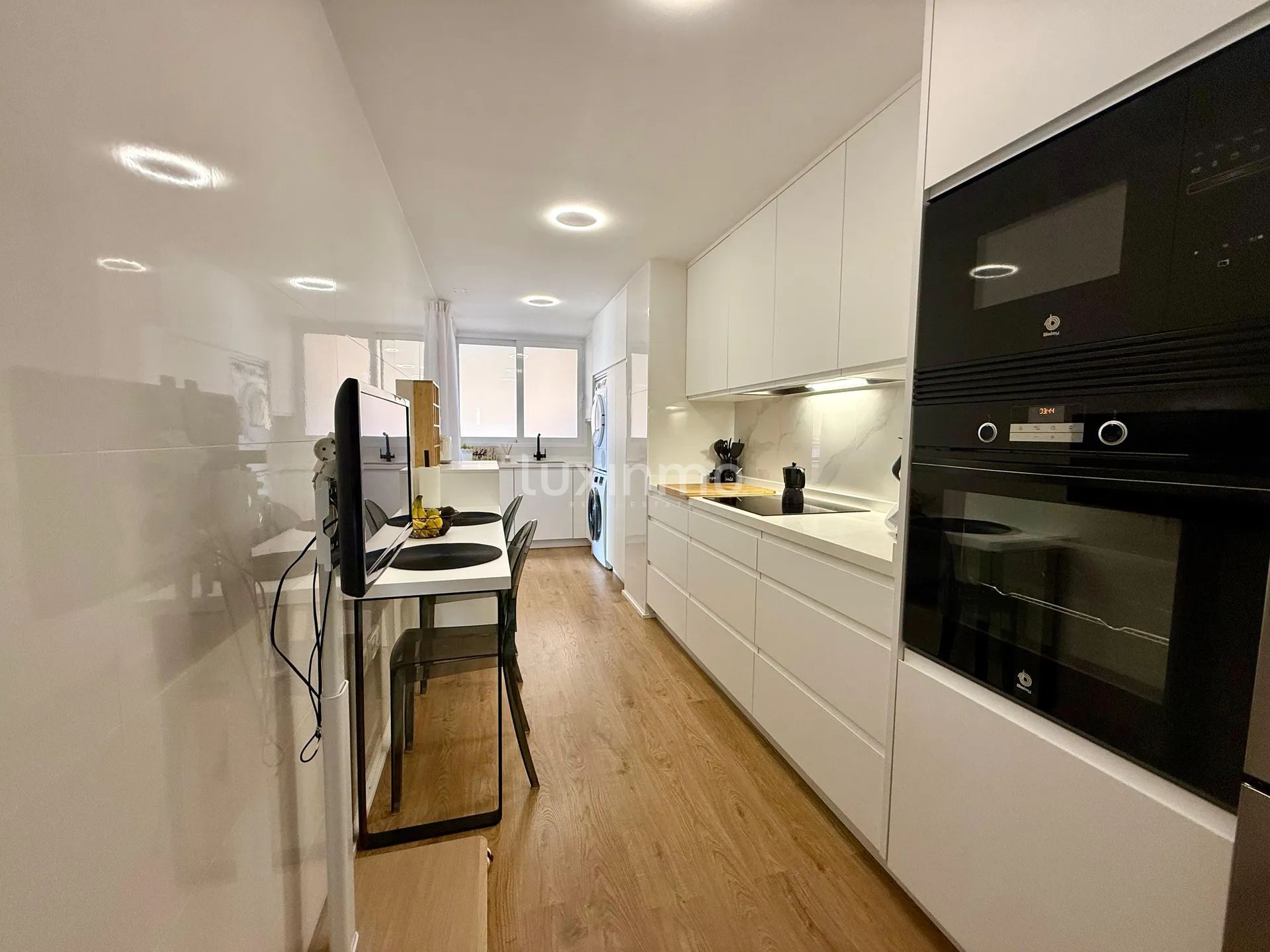 Stunning 3-Bedroom Apartment with Mountain Views — photo 16