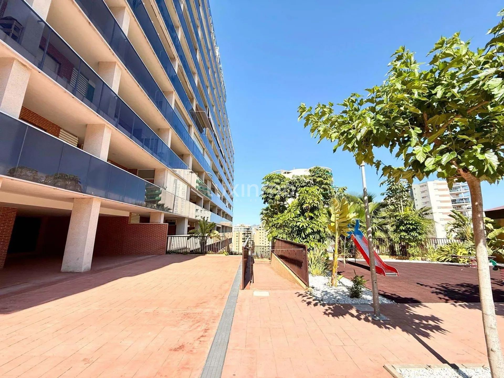 Stunning 3-Bedroom Apartment with Mountain Views — photo 9