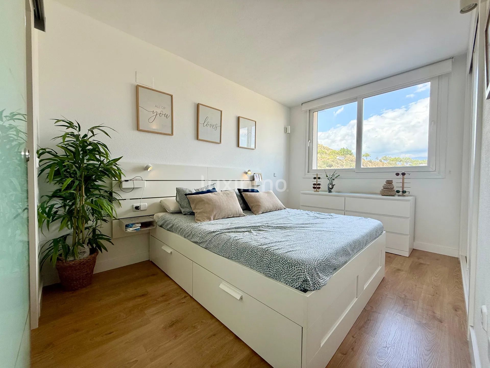 Stunning 3-Bedroom Apartment with Mountain Views — photo 14