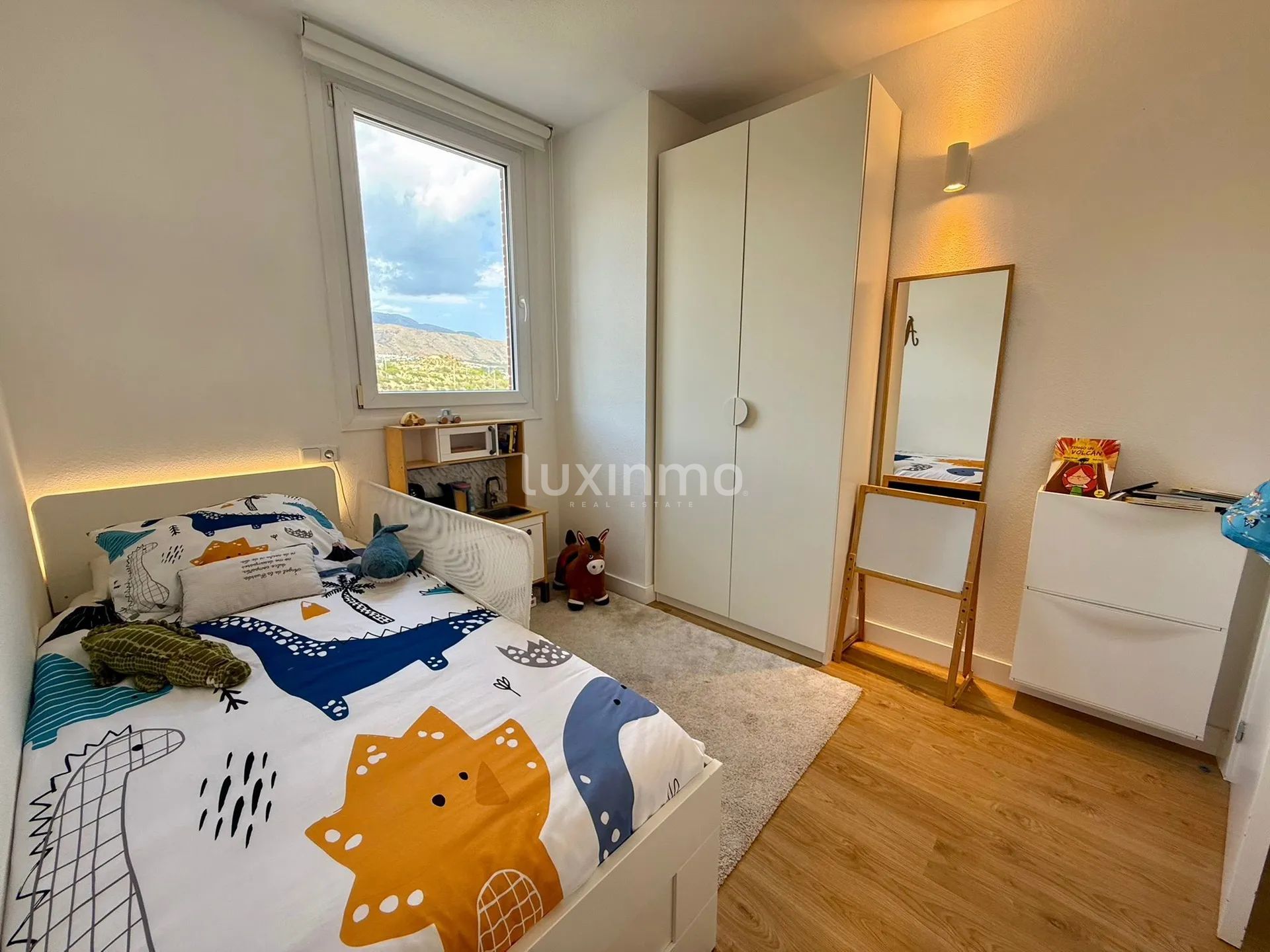 Stunning 3-Bedroom Apartment with Mountain Views — photo 8