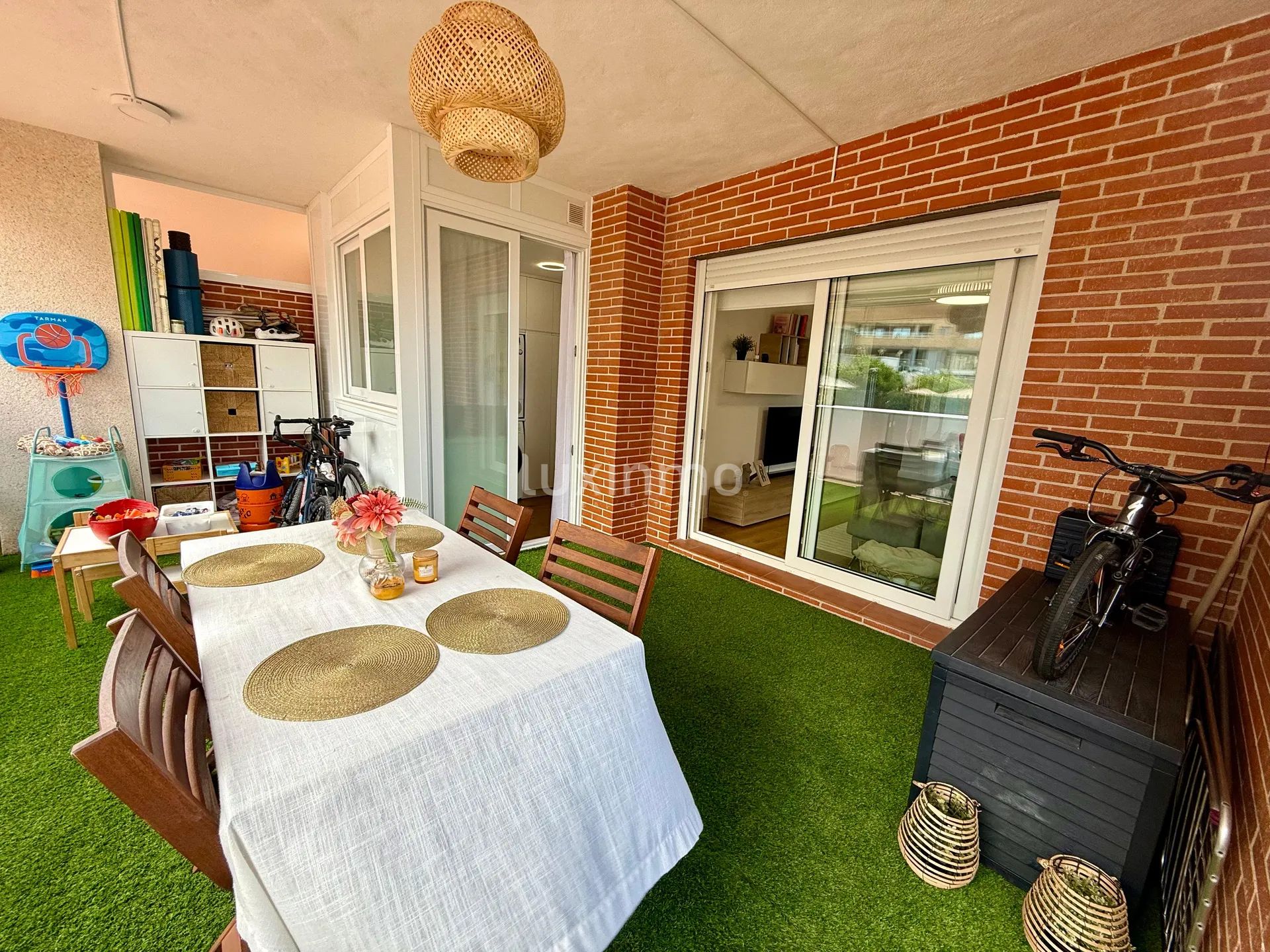 Stunning 3-Bedroom Apartment with Mountain Views — photo 23