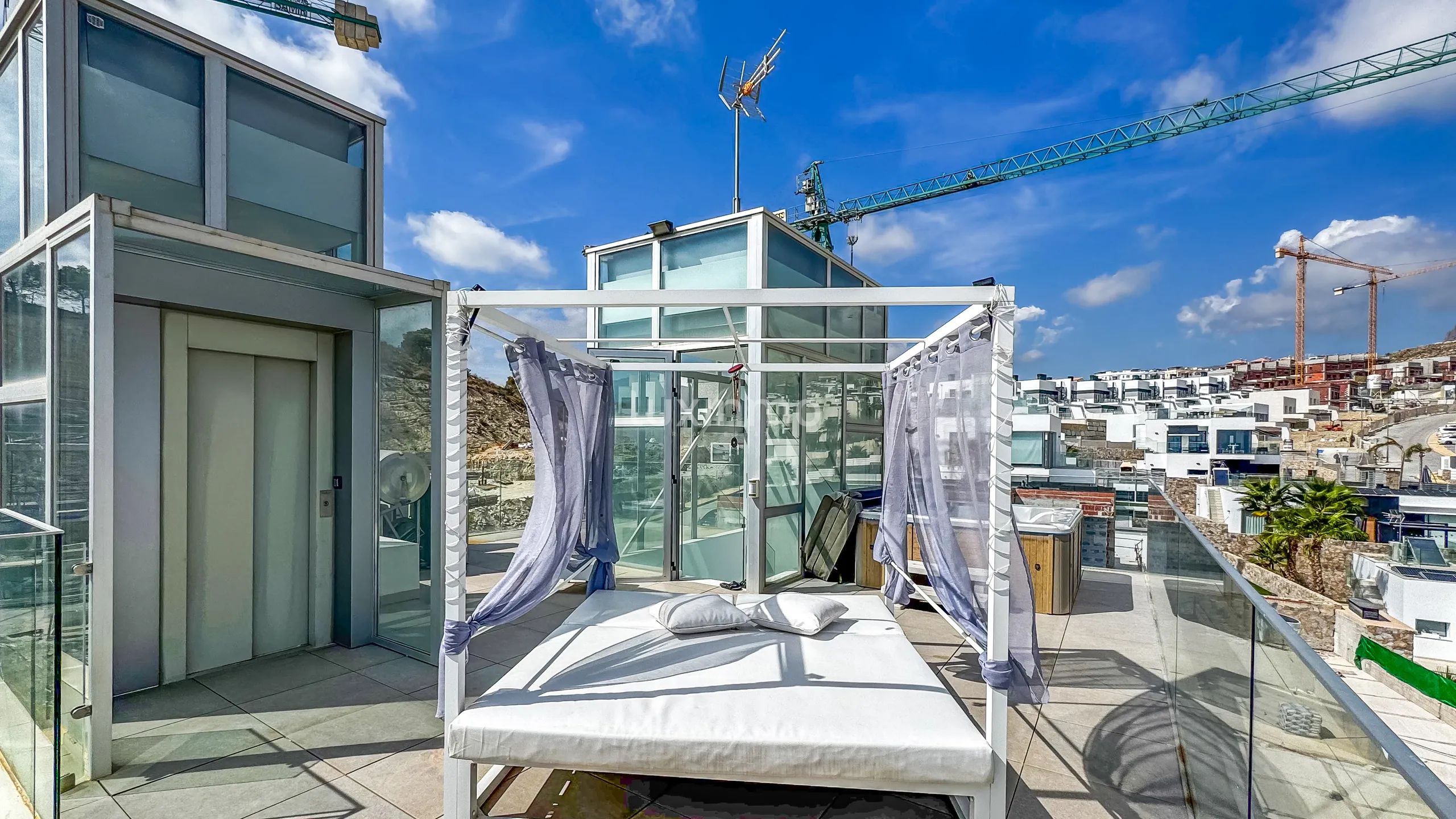 Luxueuse maison indépendante de 5 chambres avec vue sur la mer et la montagne à Finestrat — photo 8