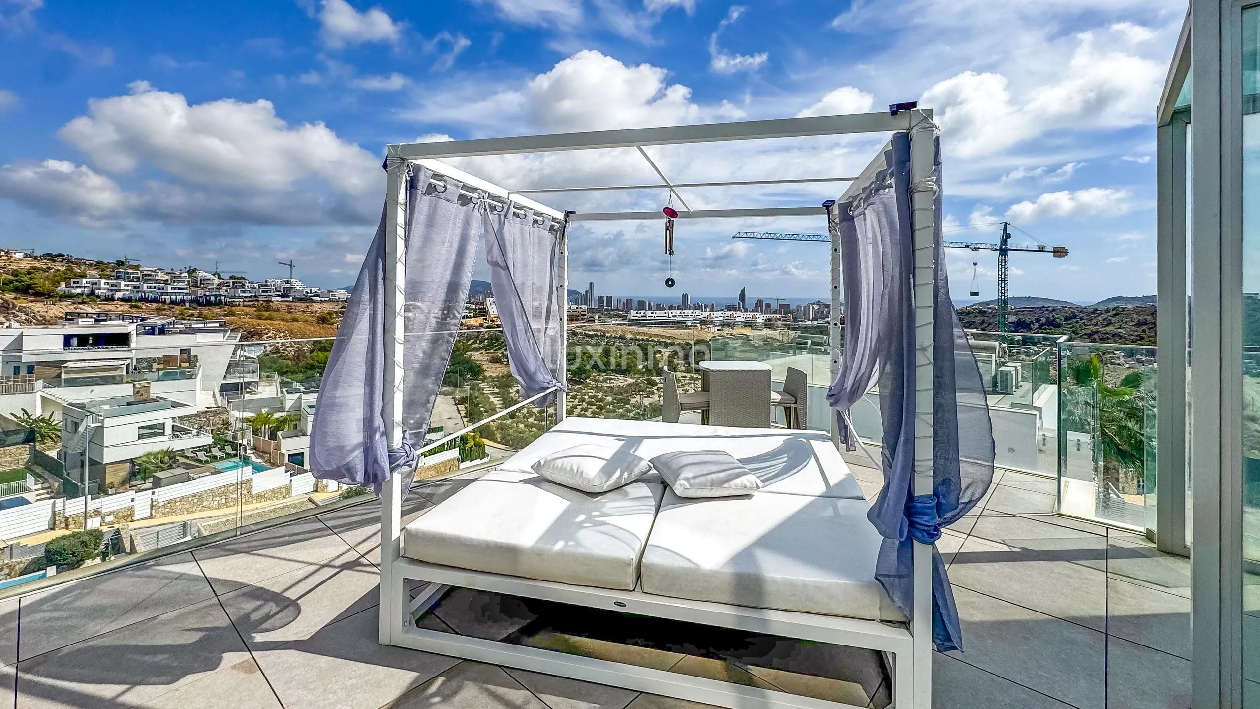 Luxueuse maison indépendante de 5 chambres avec vue sur la mer et la montagne à Finestrat — photo 9